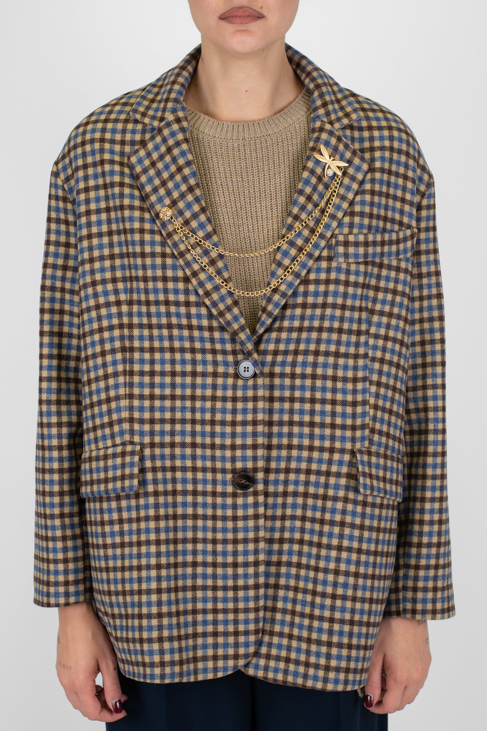 Tensione in - Giacca monopetto over microfantasia quadri con spilla gioiello