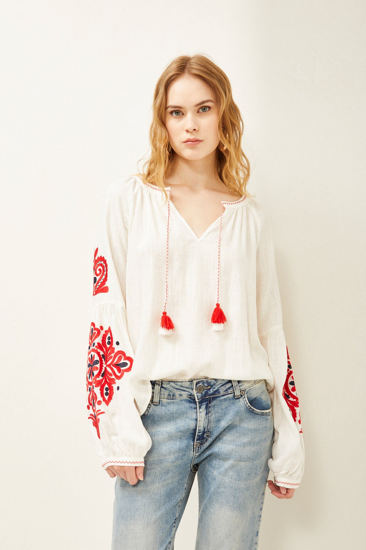Souvenir - V-neck blouse in linen blend with contrasting embroidery and tassels