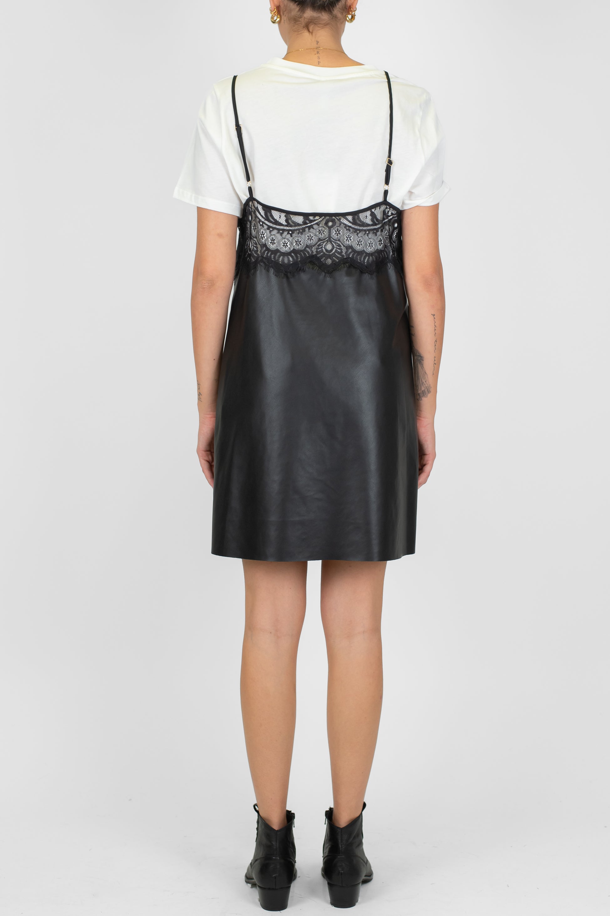 Tensione in - Abito corto in ecopelle con orli in pizzo e t-shirt al di sotto
