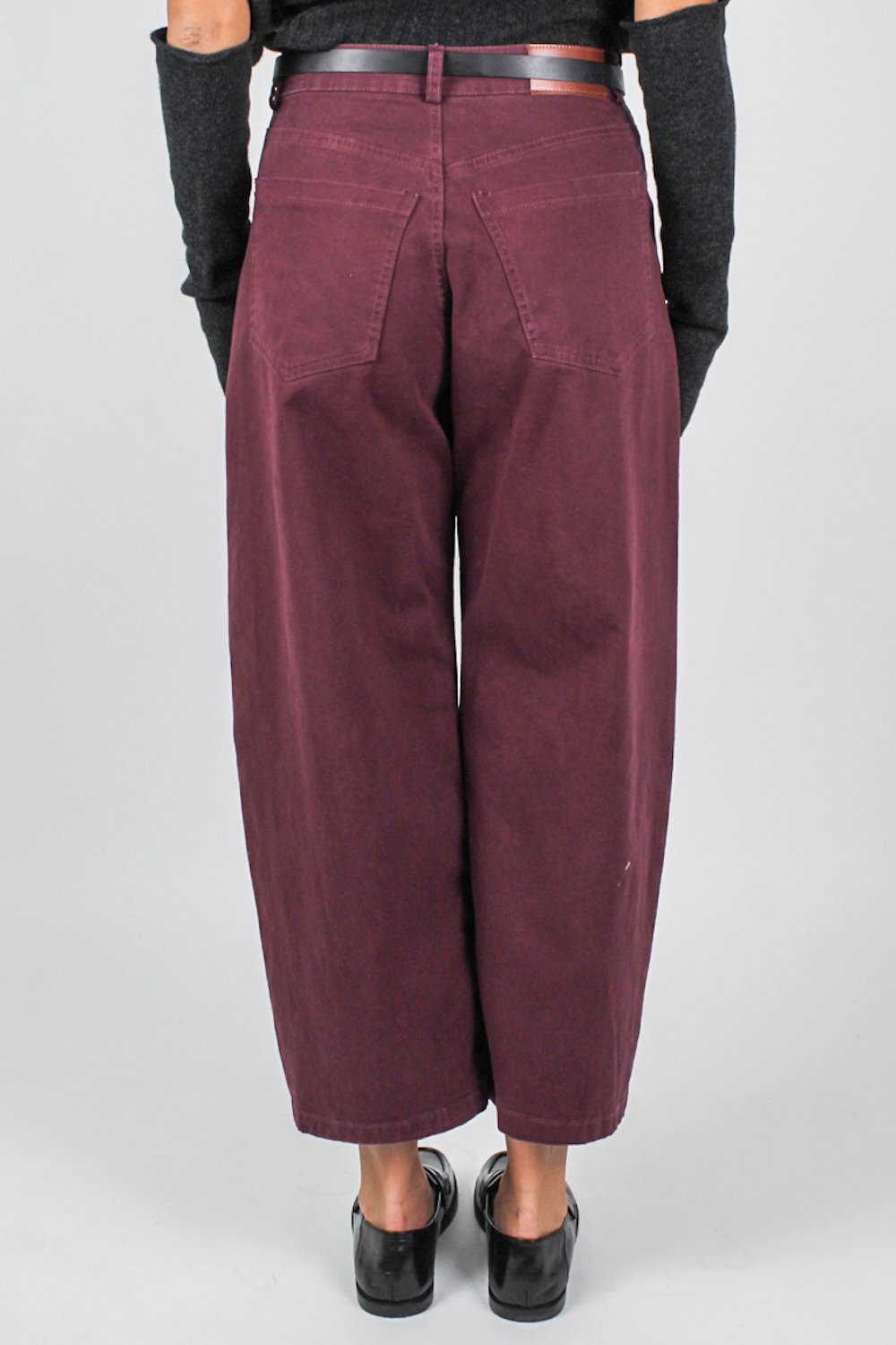 Tensione in - Pantalone balloon crop in denim colorato con cintura