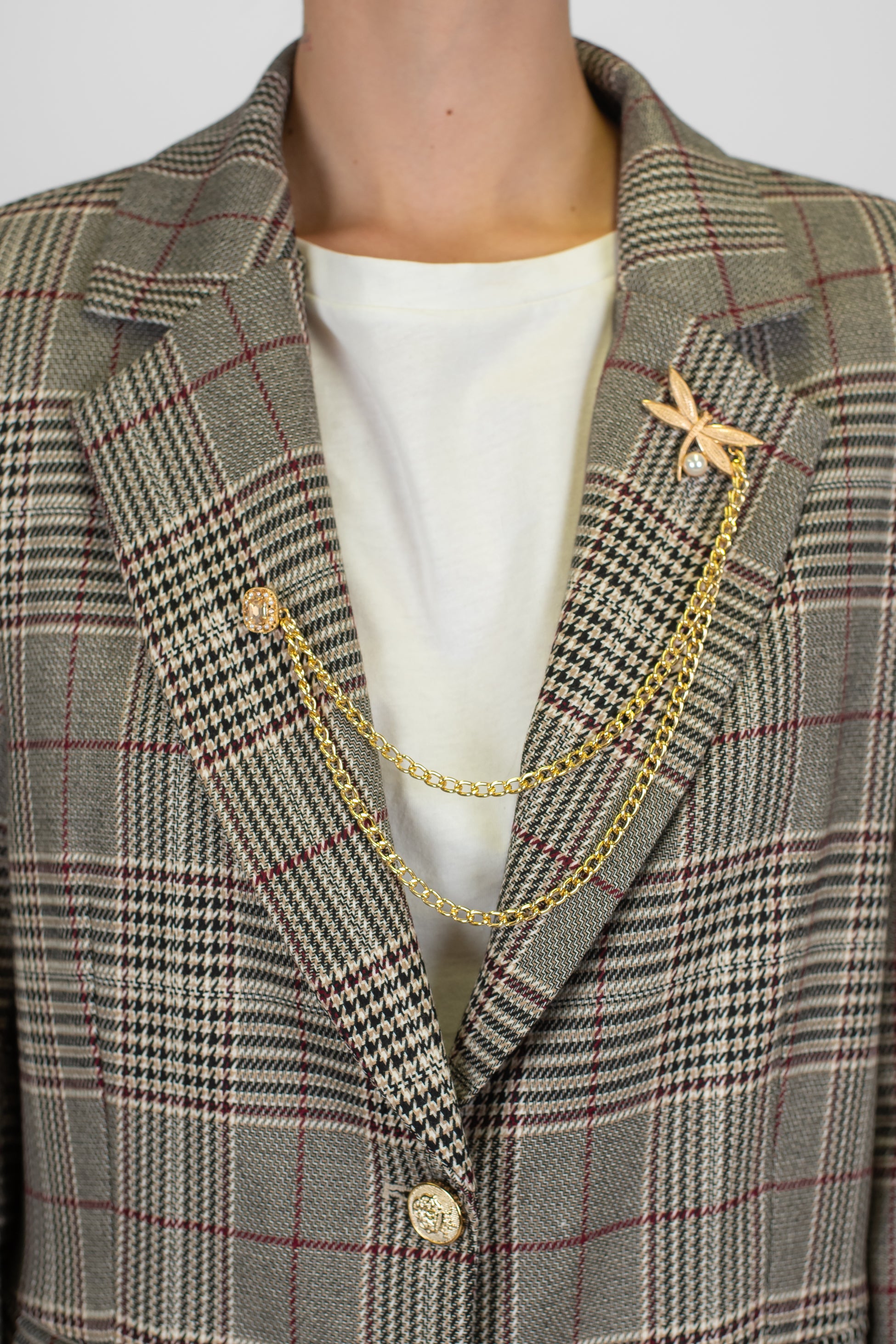 Tensione in - Giacca a due bottoni fantasia principe di galles con spilla gioiello sul rever