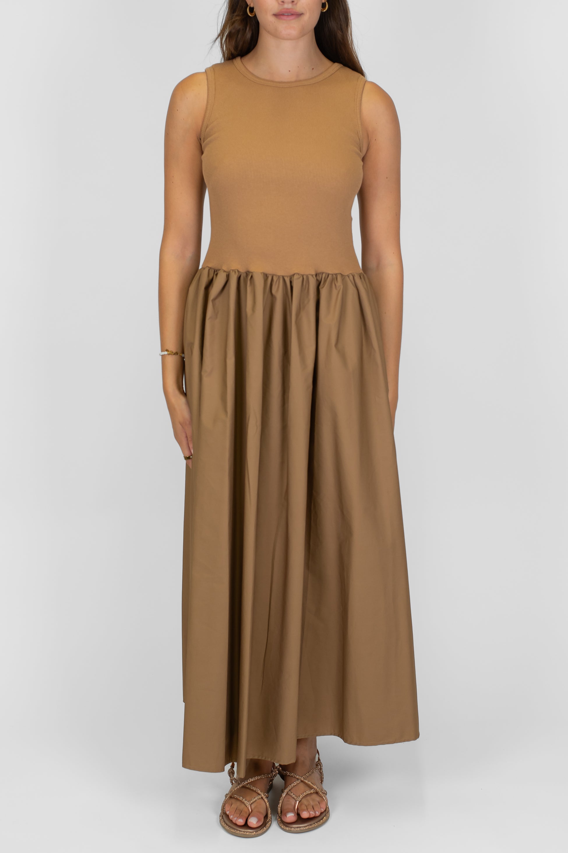 Tensione in - Abito lungo giromaniche composto da canotta a costine e gonnellone