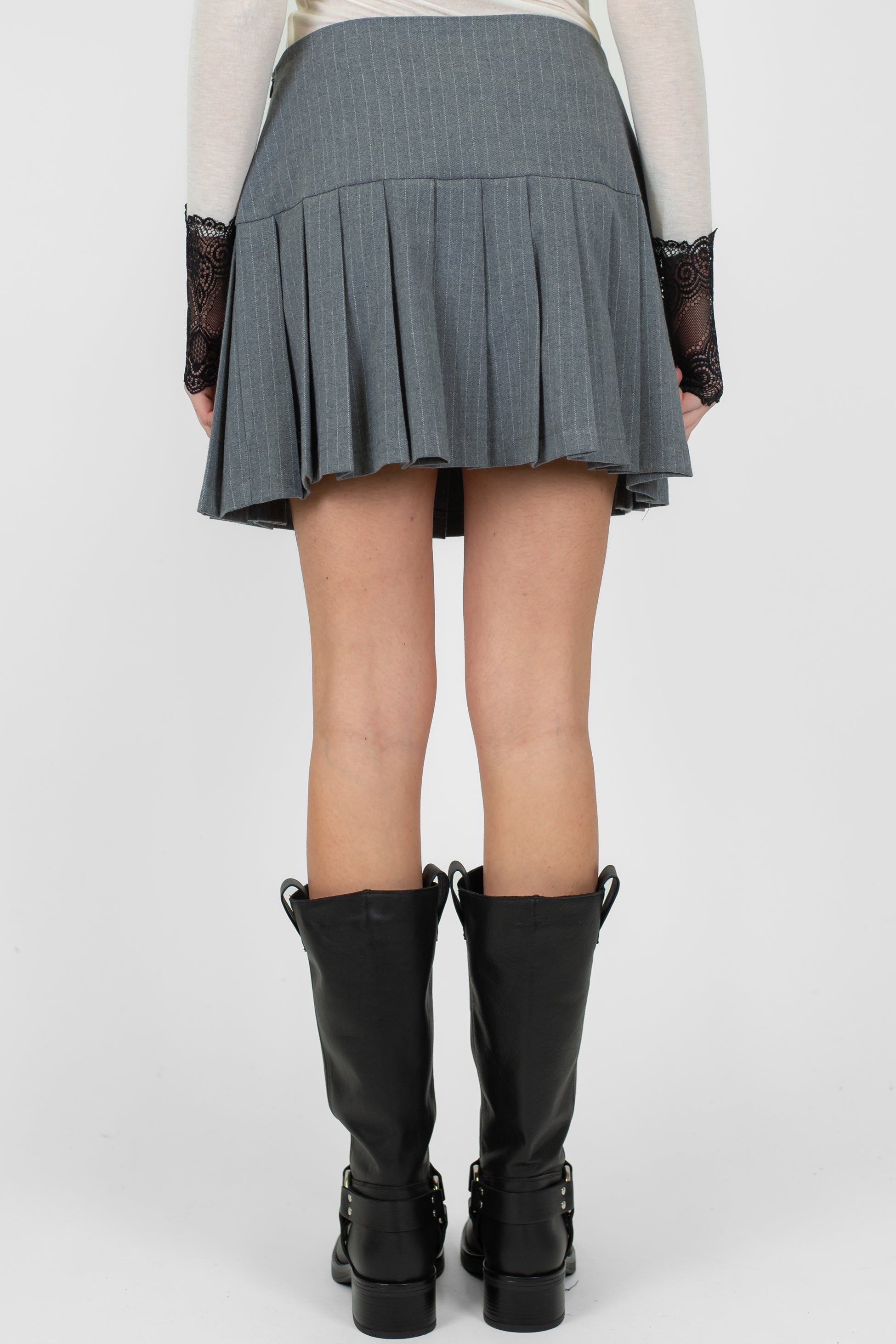 Tensione in - Minigonna gessata con plissé e chiusura zip laterale