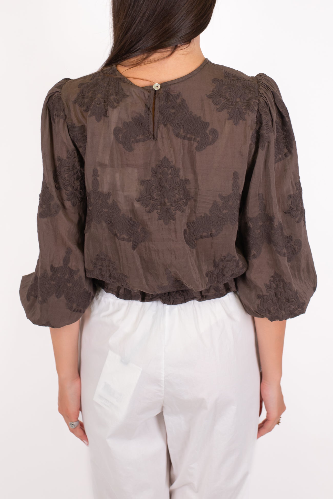 Tensione in - Blusa in misto seta con ricami tono su tono e manica tre quarti a sbuffo
