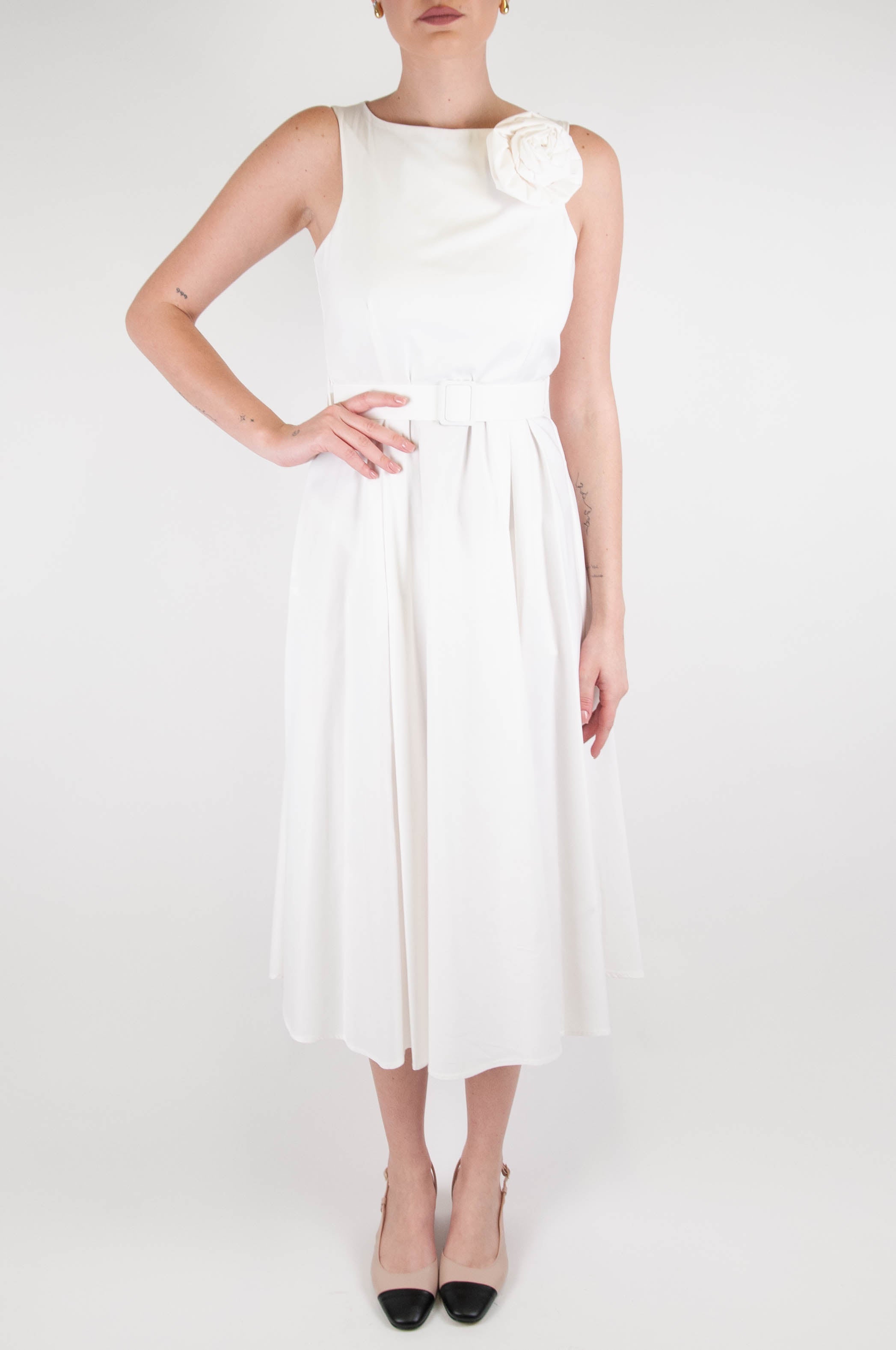 Maryley - Long sleeveless dress with flower brooch