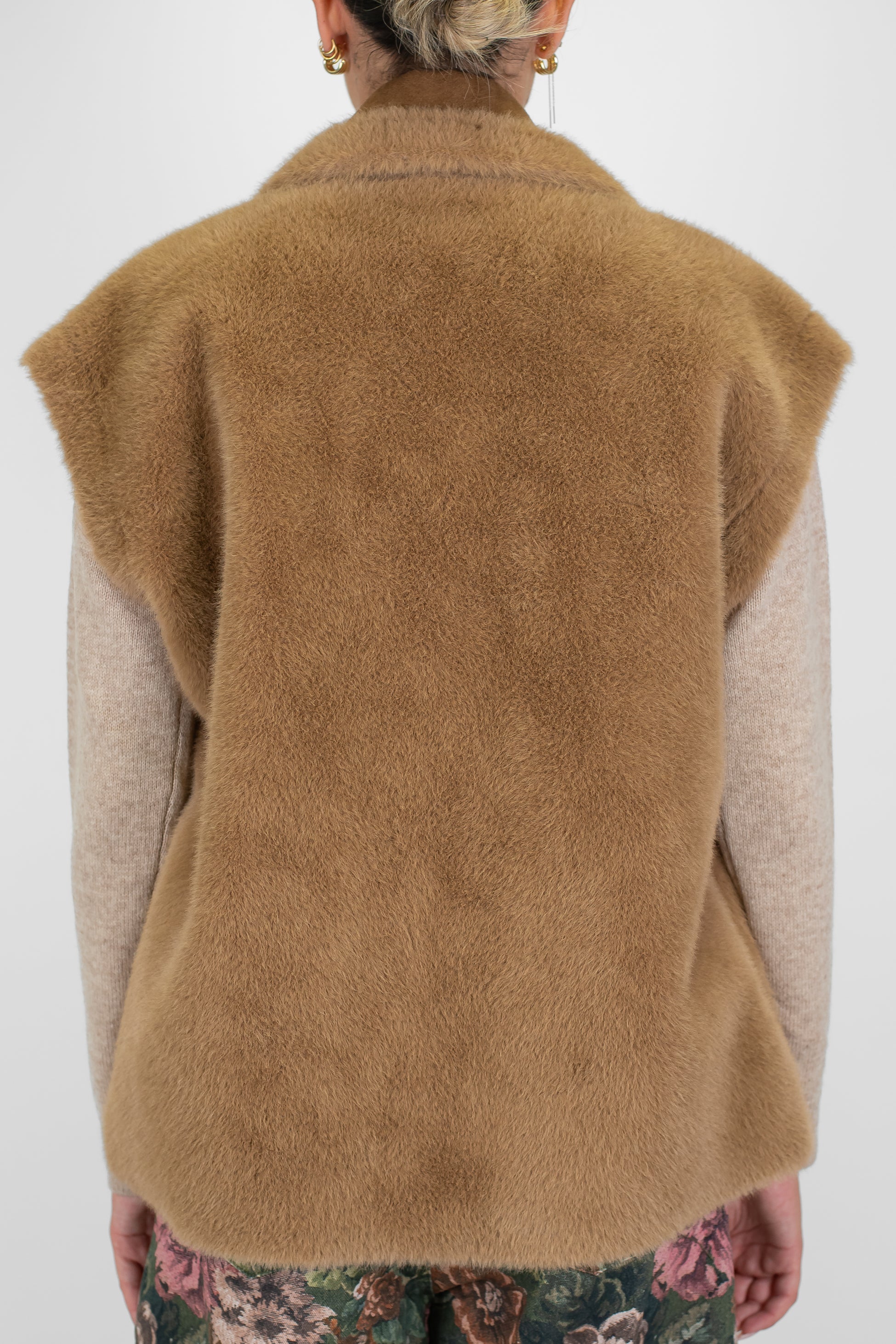 Tensione in - Ecopelliccia giromaniche con rever a lancia e chiusura a scomparsa