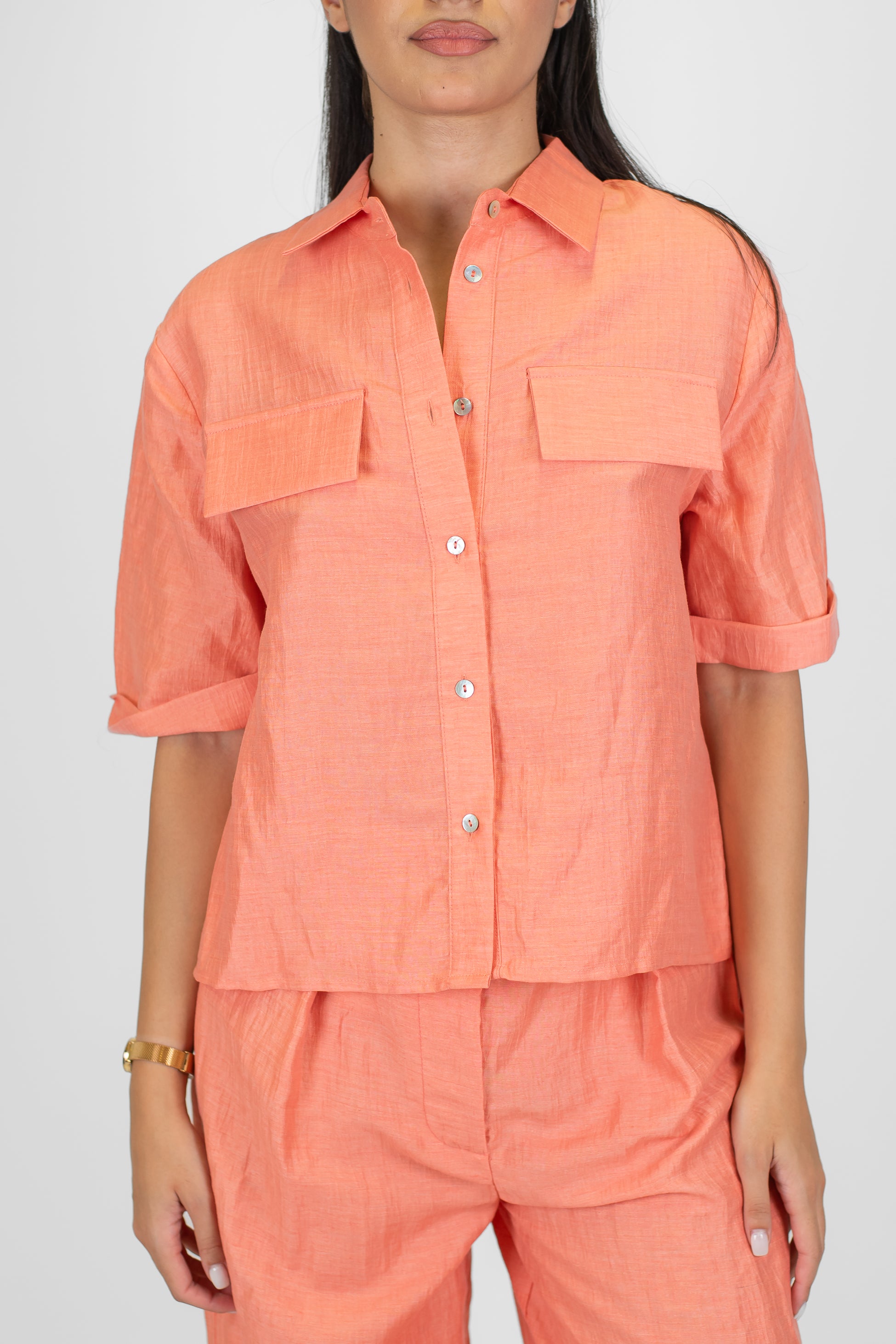 Tensione in - Camicia mezzamanica in lino con tasconi avanti