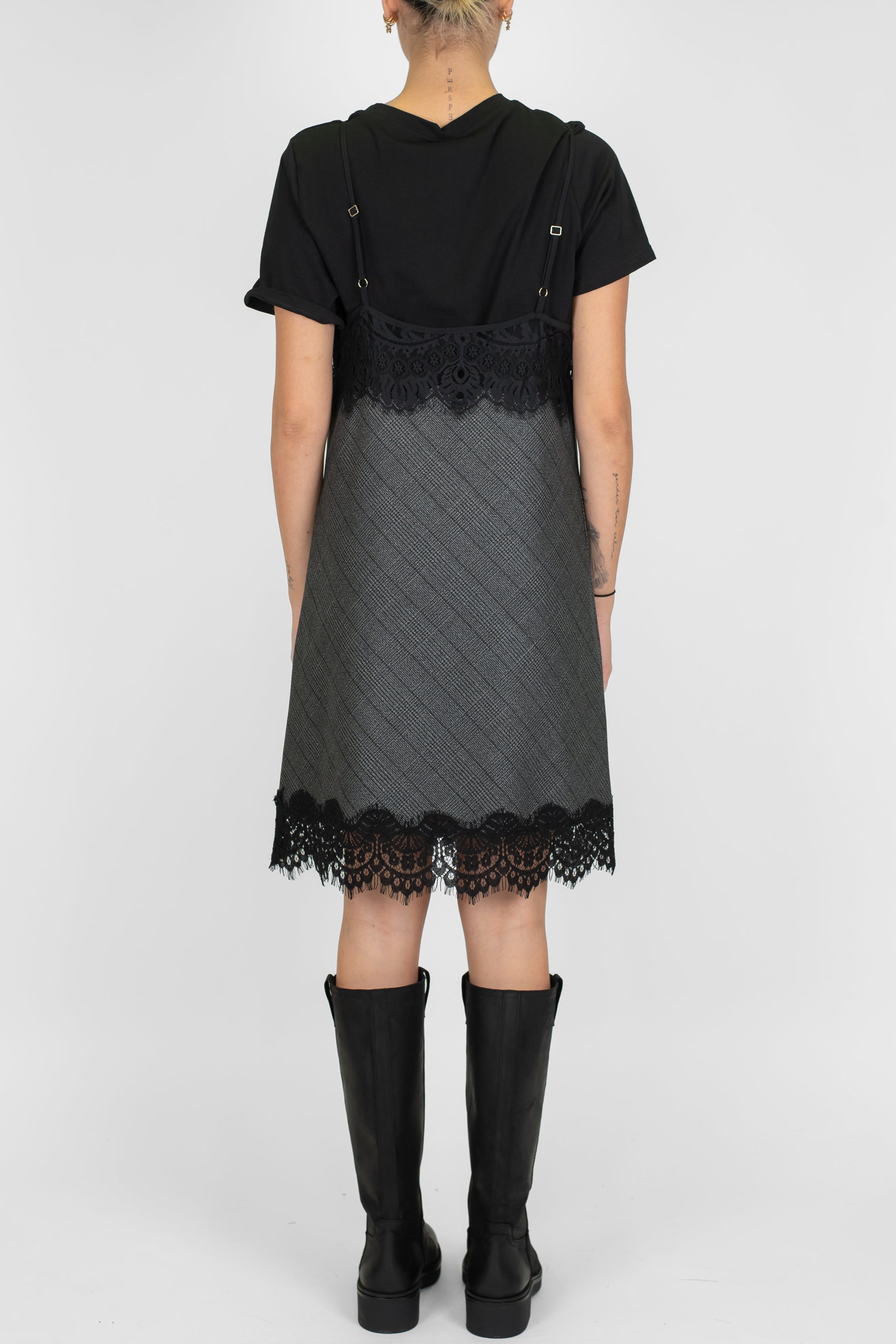 Tensione in - Abito corto fantasia con orli in pizzo e t-shirt al di sotto