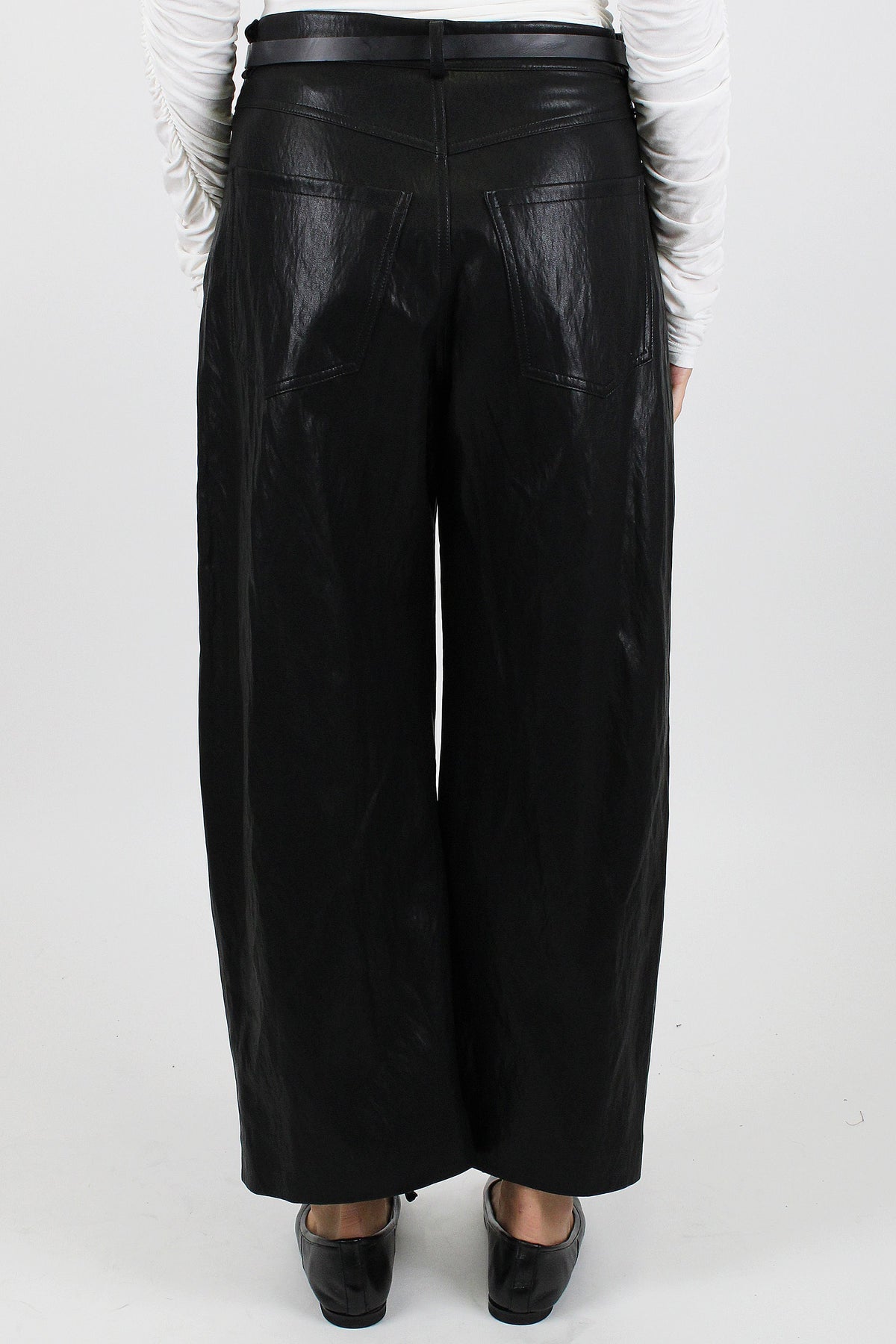 Tensione in - Pantalone regular crop in ecopelle