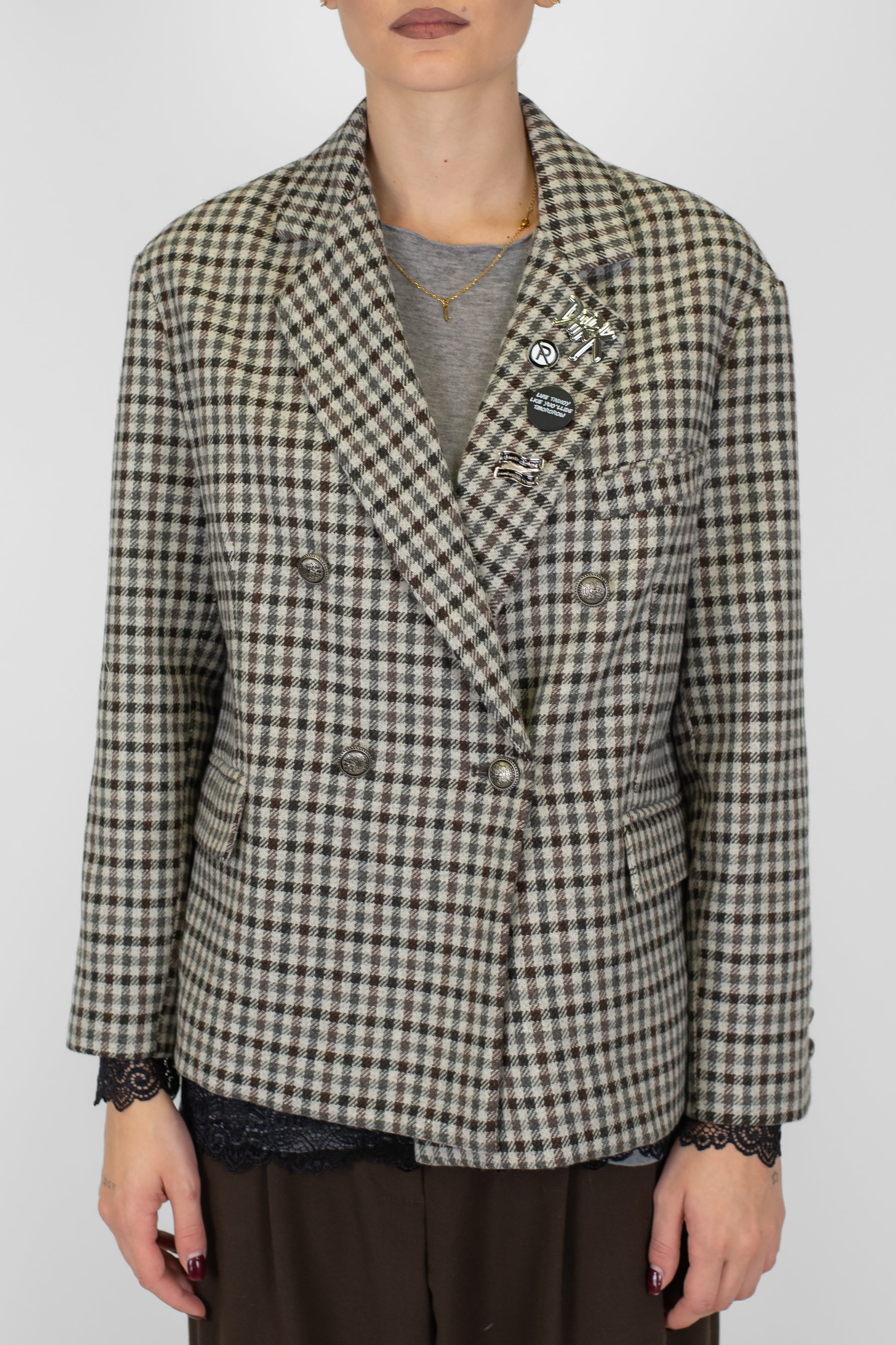 Tensione in - Giacca doppiopetto microfantasia quadri in misto lana con spille