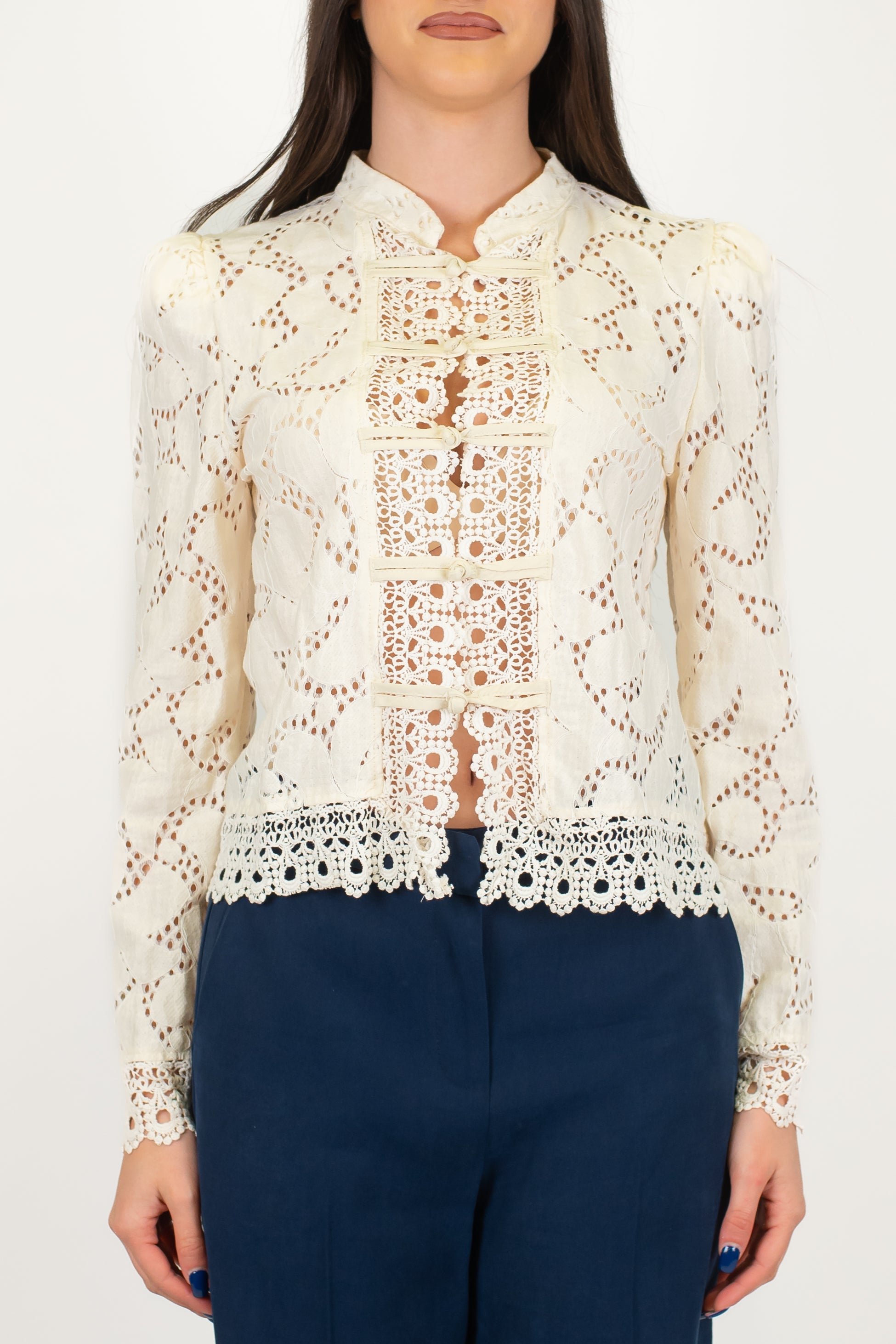 Tensione in - Camicia in crochet con chiusura alamari e collo coreano