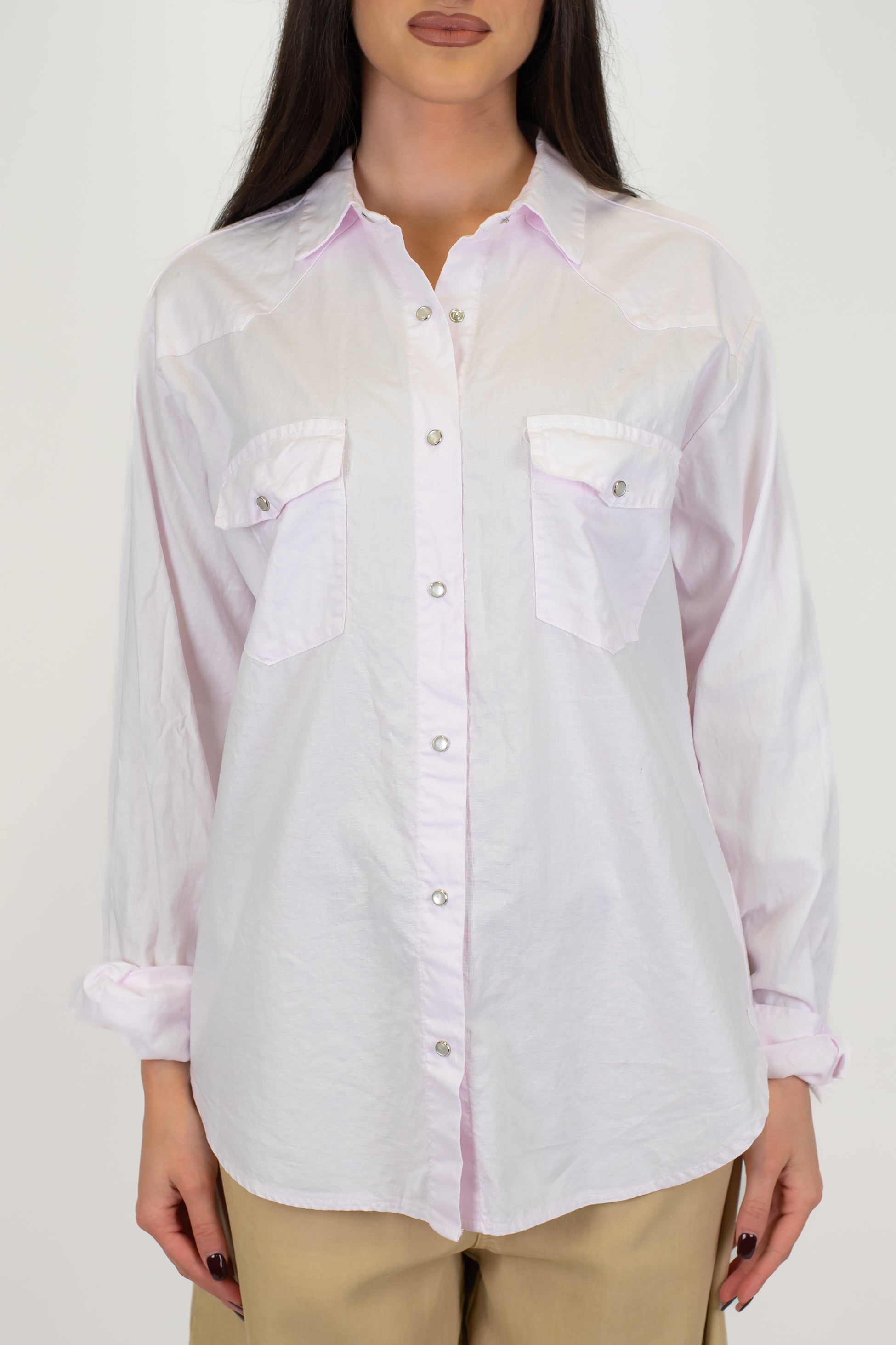 Tensione in - Camicia con taschini sul petto e chiusura con ciappe