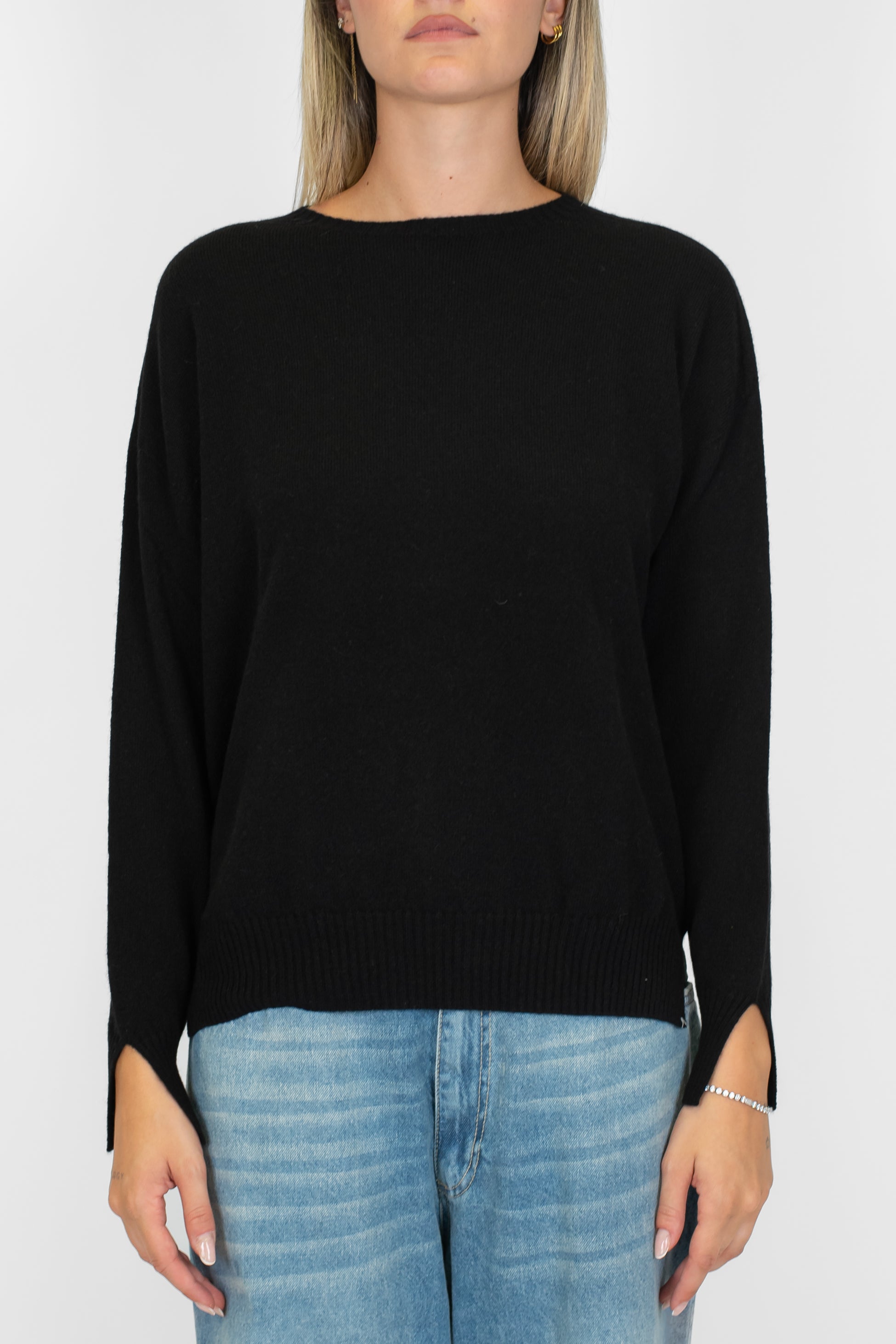 Tensione in - Maglia girocollo in puro cashmere con spacchetti su polsi