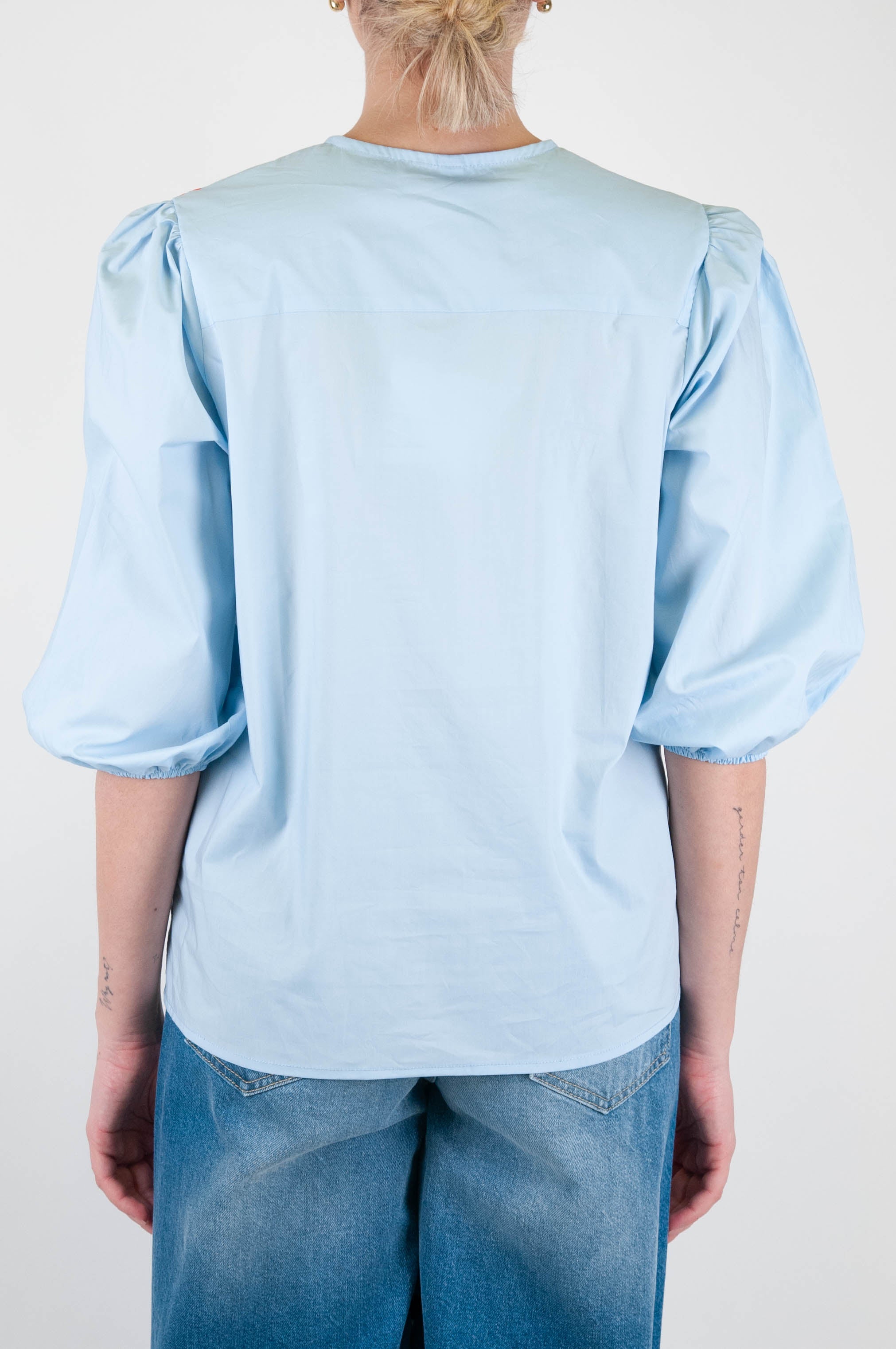 Tension in - Shirt with diagonal contrasting embroidery and three-quarter balloon sleeves