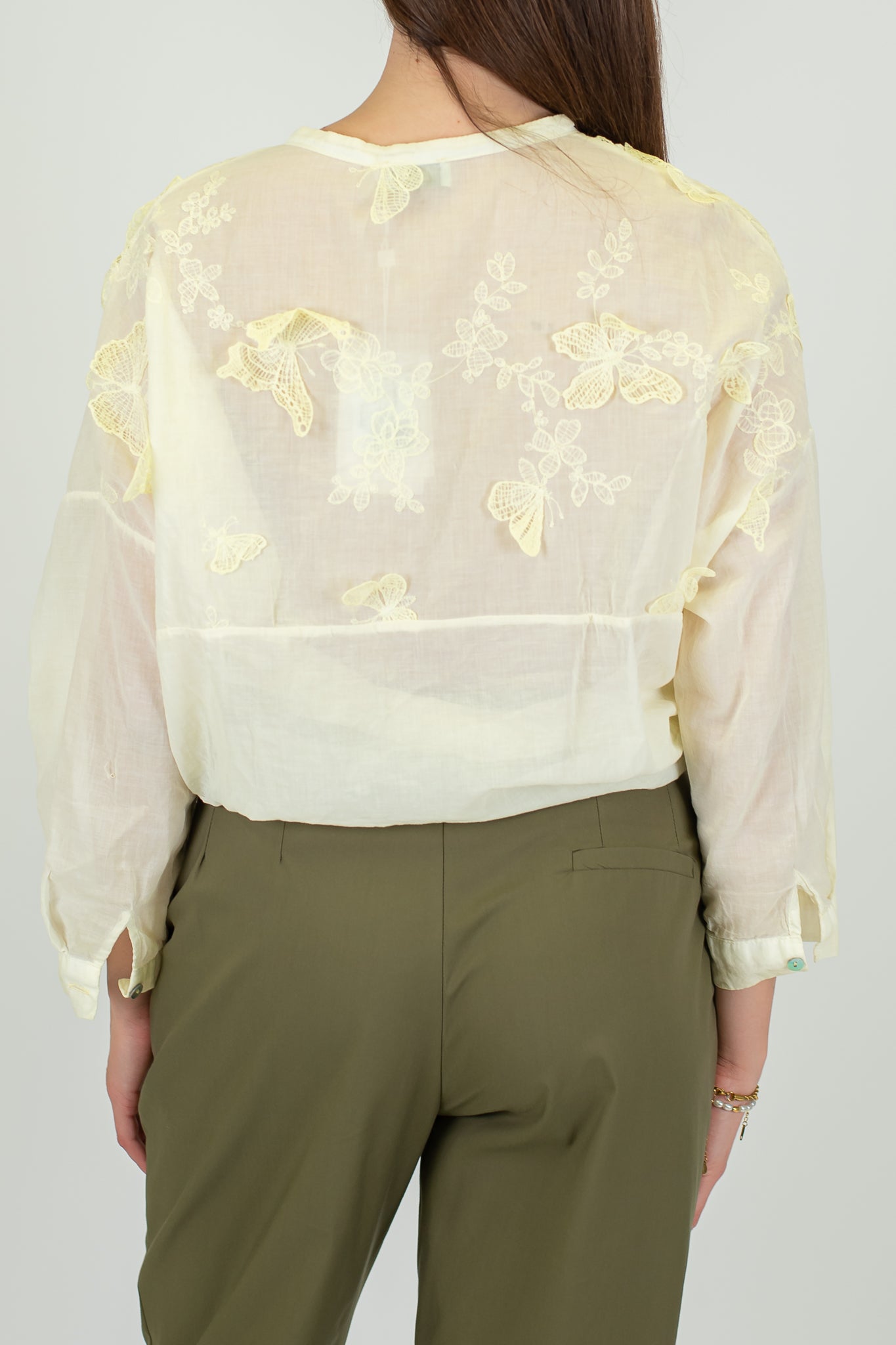 Motel - Camicia fantasia farfalle ricamate con collo coreano e nodo sul fondo