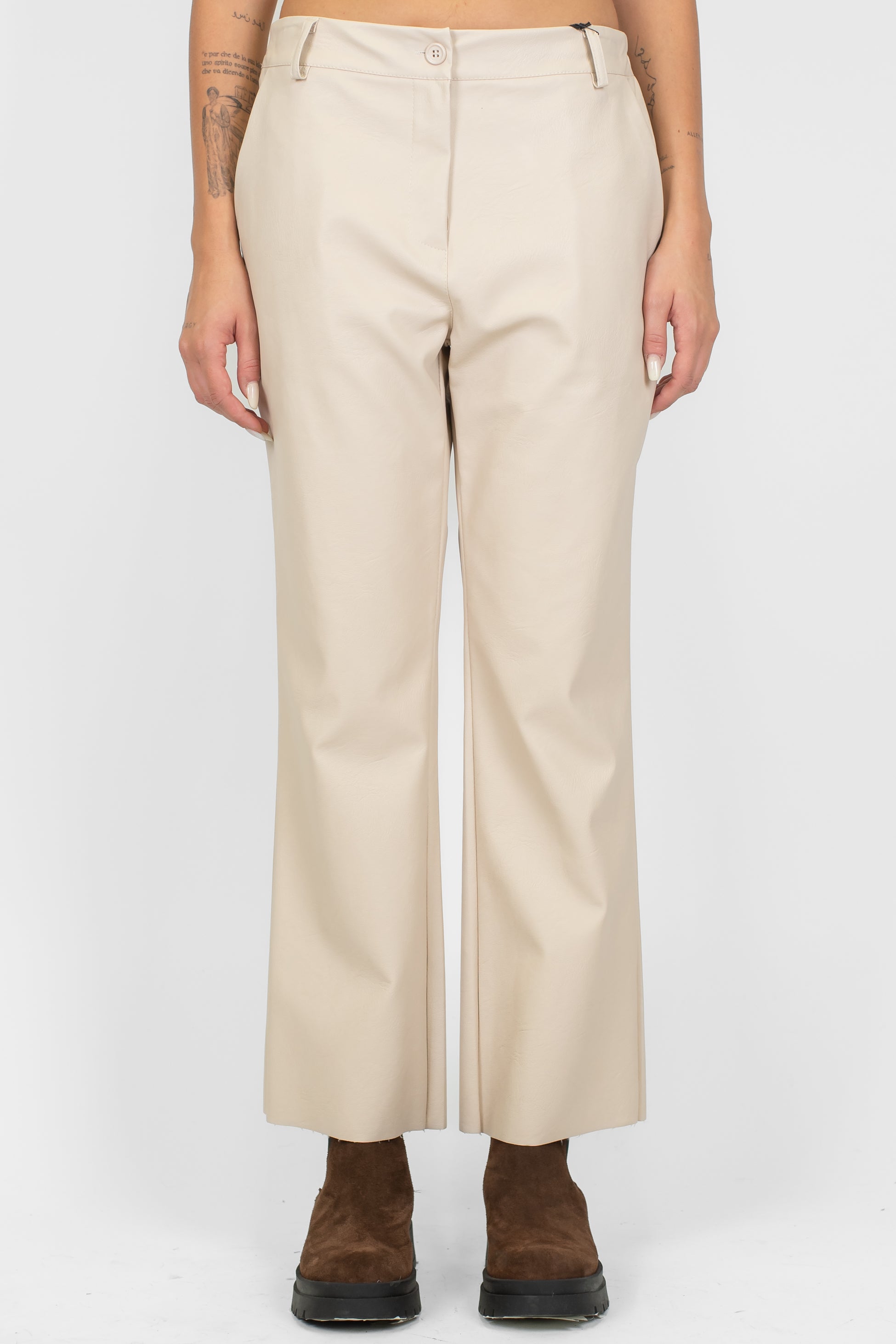 Tensione in - Pantalone a trombetta in ecopelle con elastico sul retro