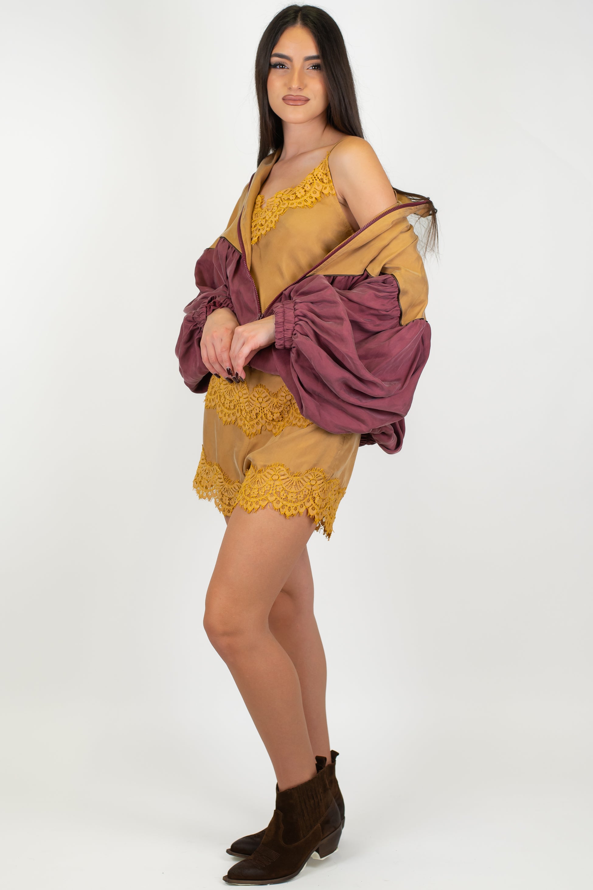 Tensione in - Shorts in cupro con ricami in pizzo