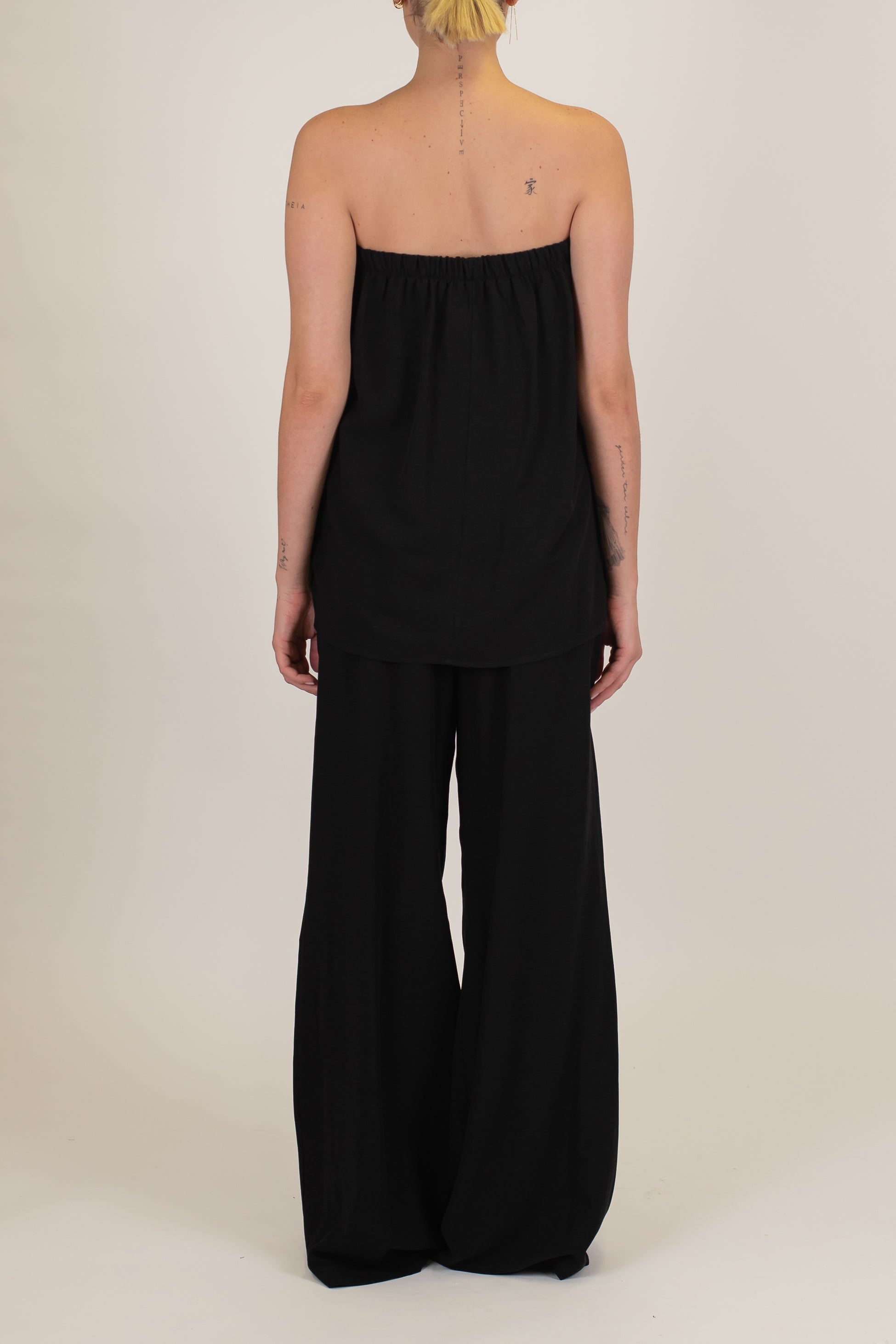 Tensione in - Coordinato in misto lino con top a fascia e pantalone palazzo con elastico sul retro