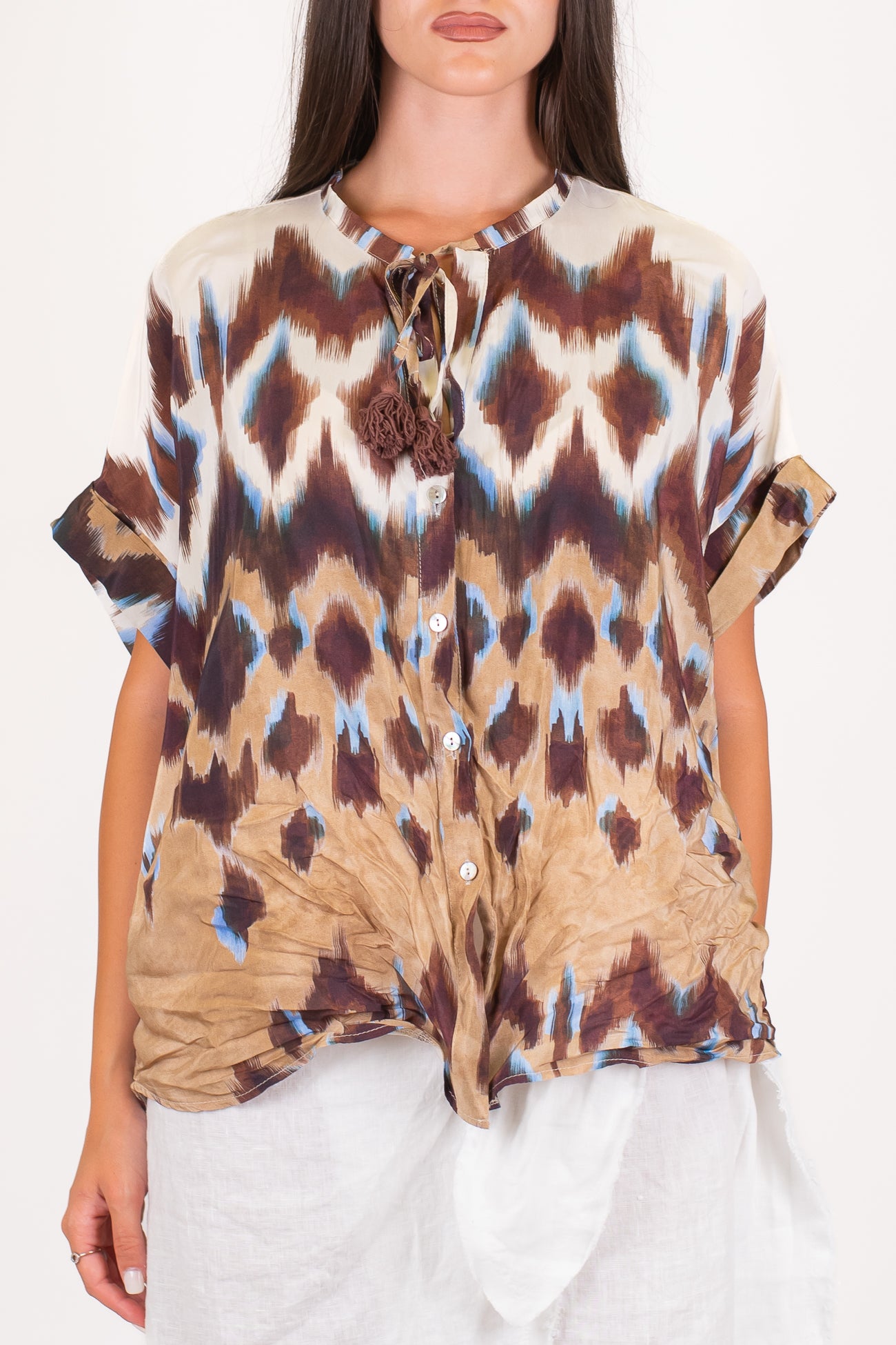 Motel - Camicia fantasia astratta mezzamanica con collo coreano e laccio con nappine