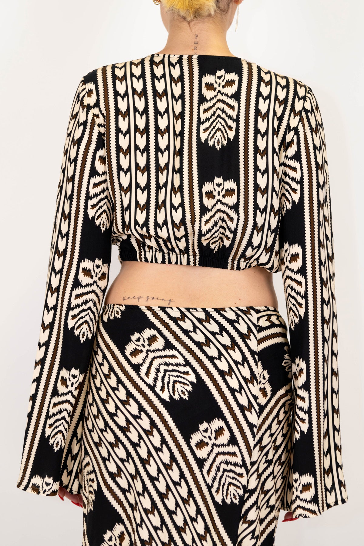 Haveone - Blusa crop fantasia etnica in viscosa con manica a campana e chiusura con fiocco