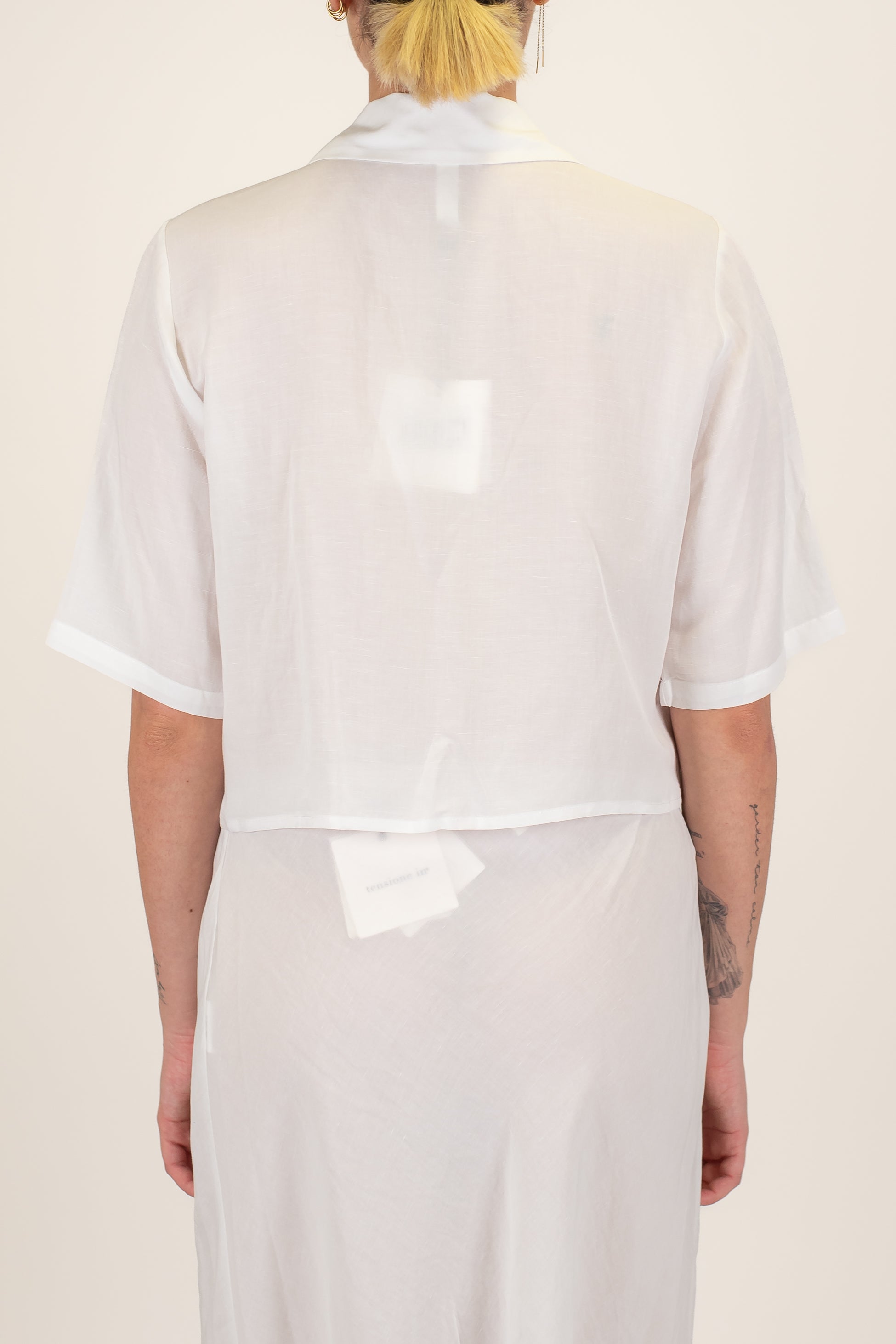 Tensione in - Coordinato in misto viscosa e lino con camicia crop mezzamanica e gonna con elastico in vita