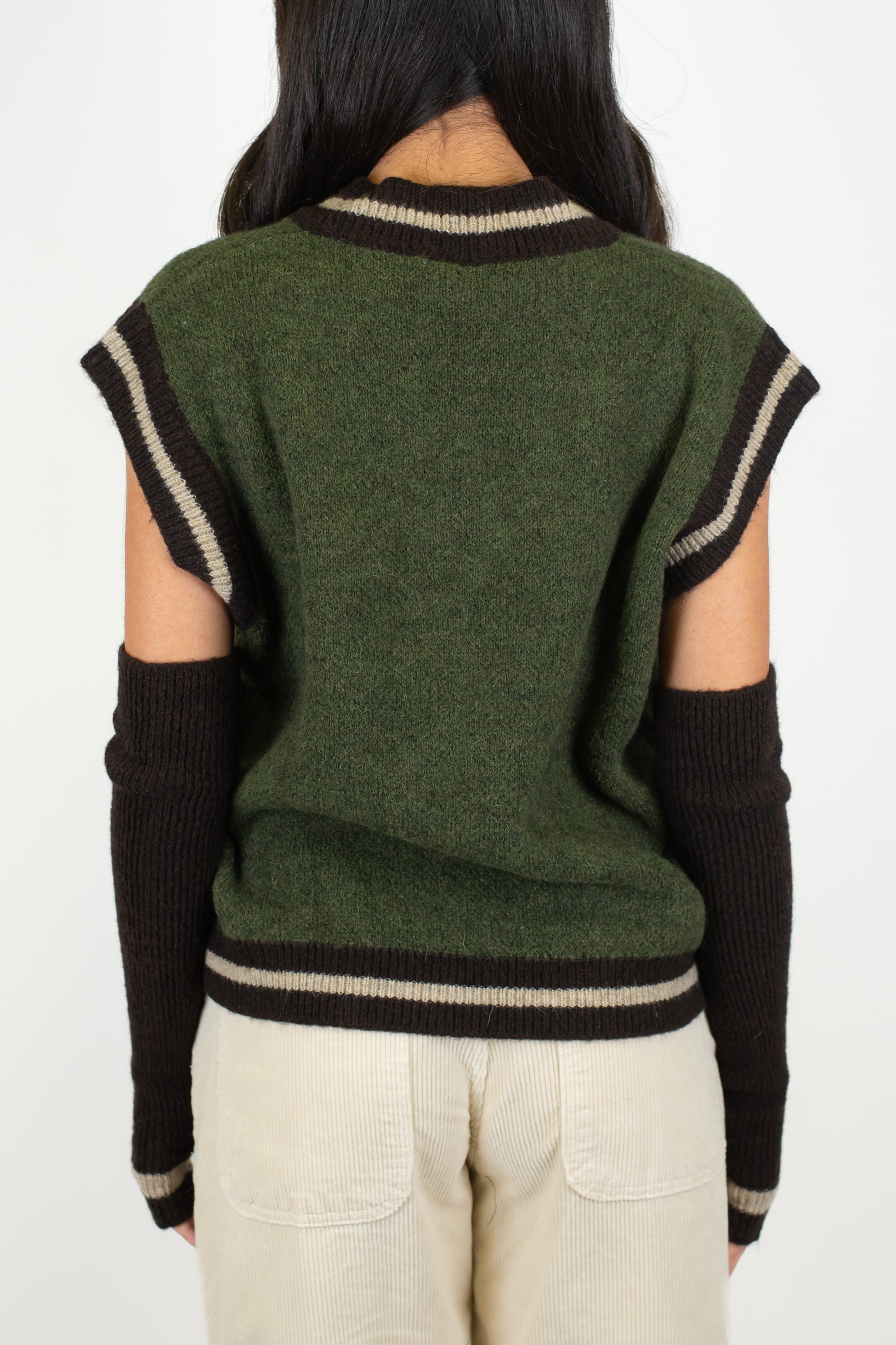 Tensione in - Maglia scollo a V in misto lana con manicotti a contrasto