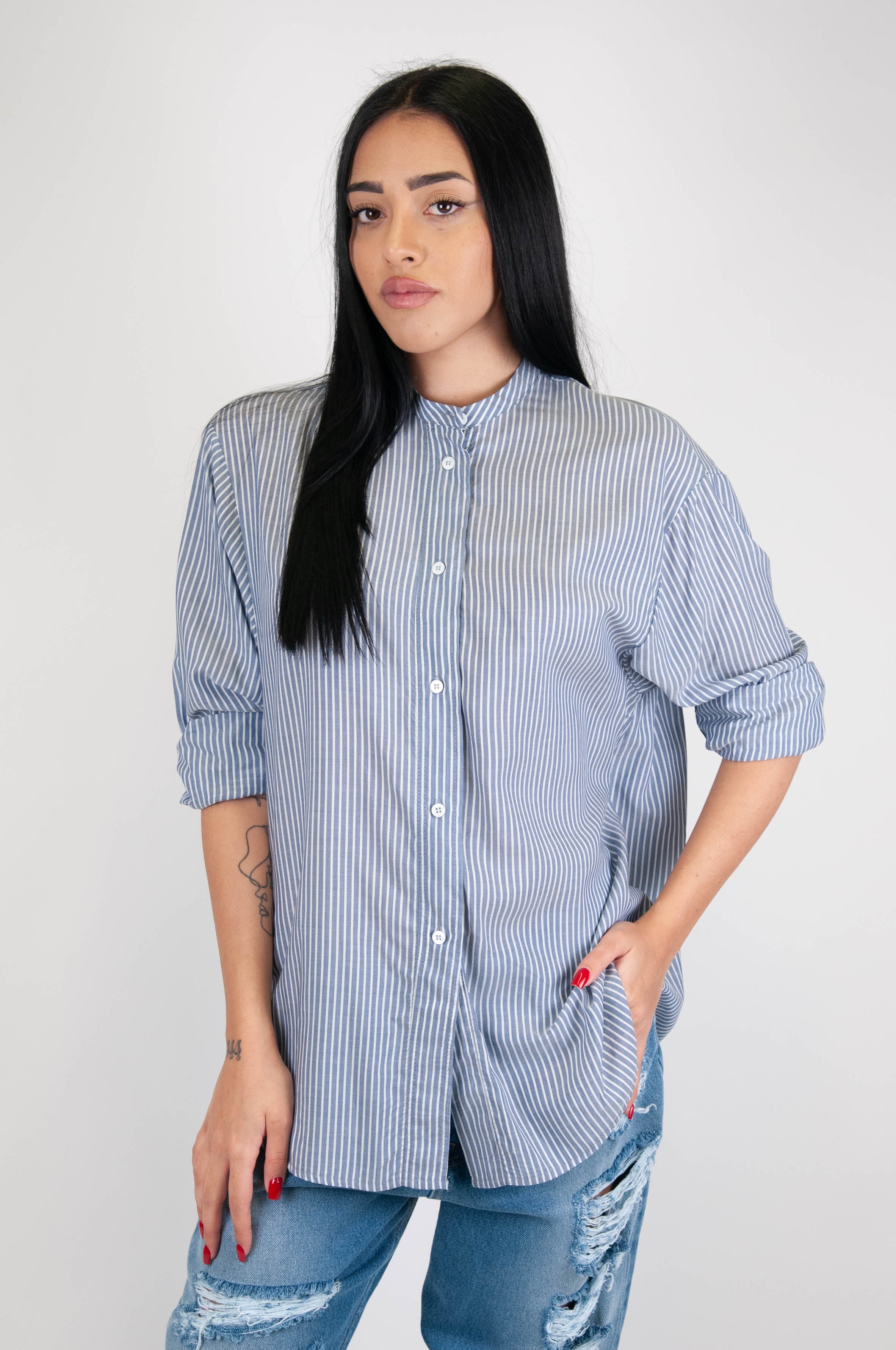 Tensione in - Camicia a righe con collo coreano