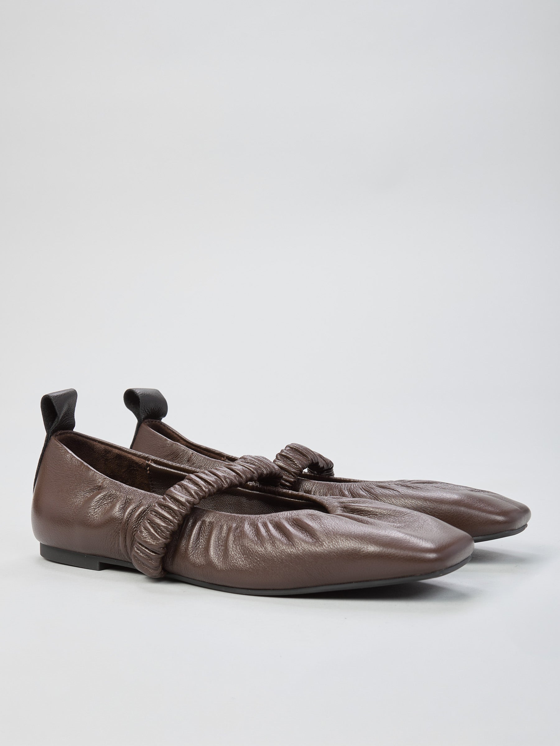 Ovyé - Ballerina in pelle arricciata con punta quadrata ed elastico sul collo piede