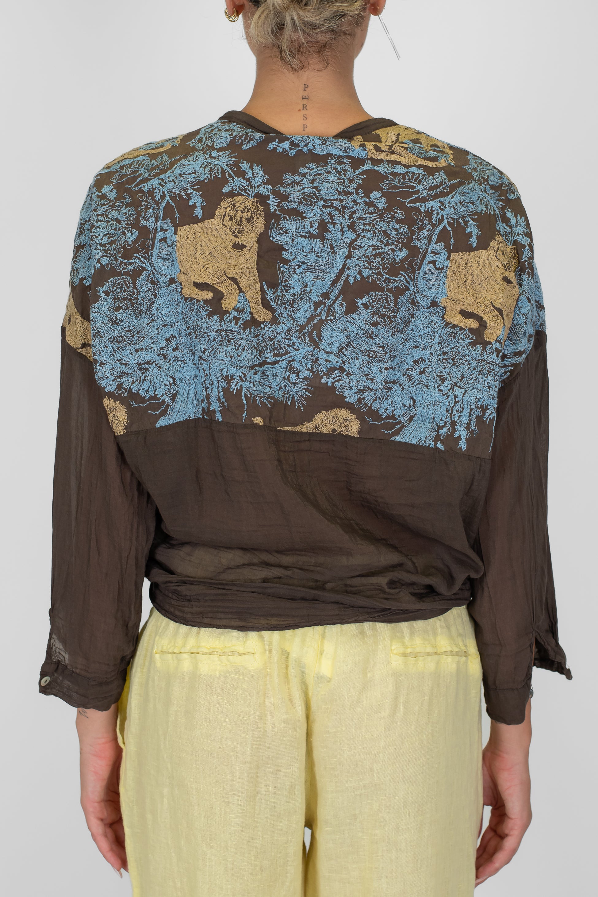 Tensione in - Camicia in mussola di cotone e seta con ricami