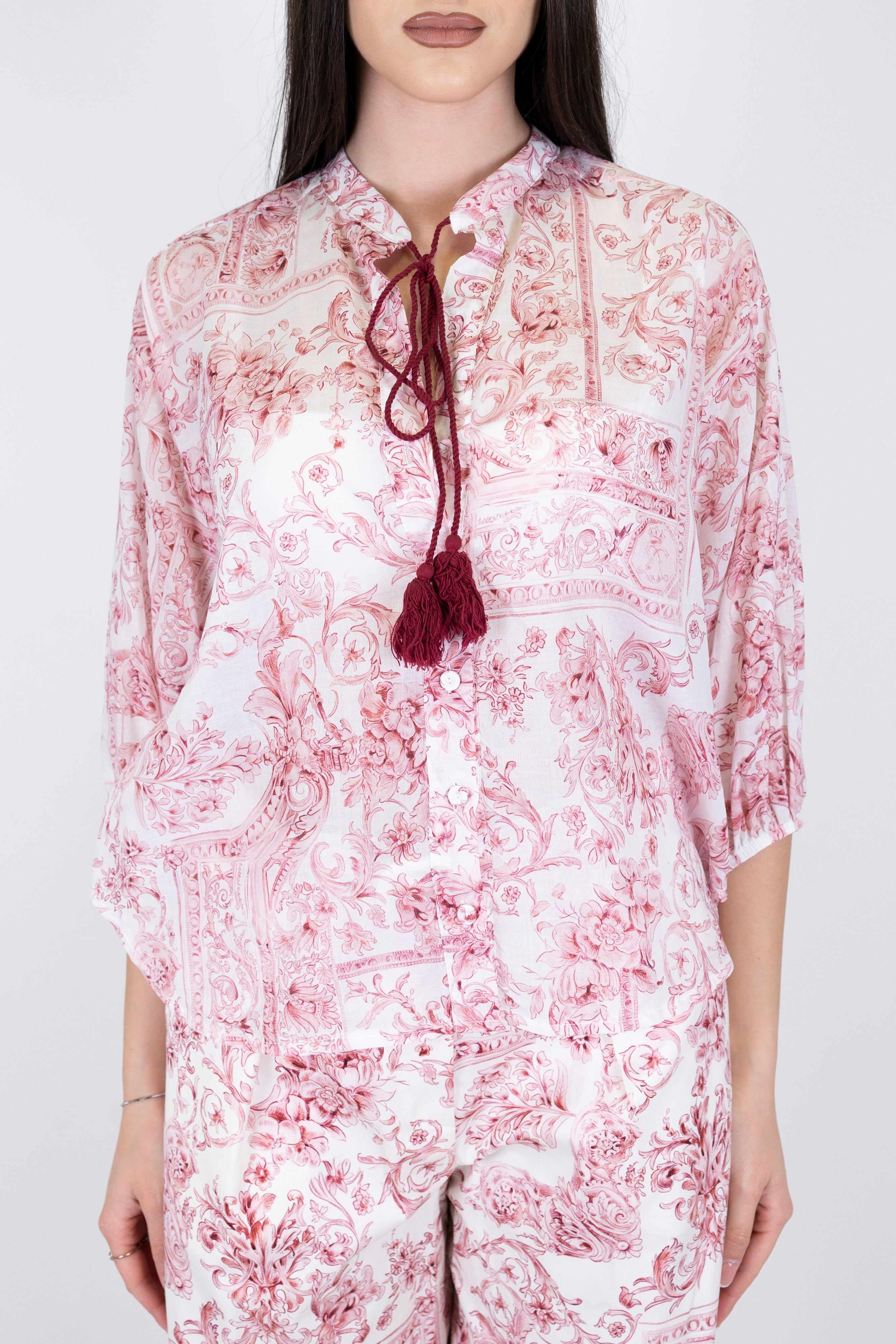 Tensione in - Camicia fantasia floreale in mussola di cotone con laccio al collo e manica tre qaurti