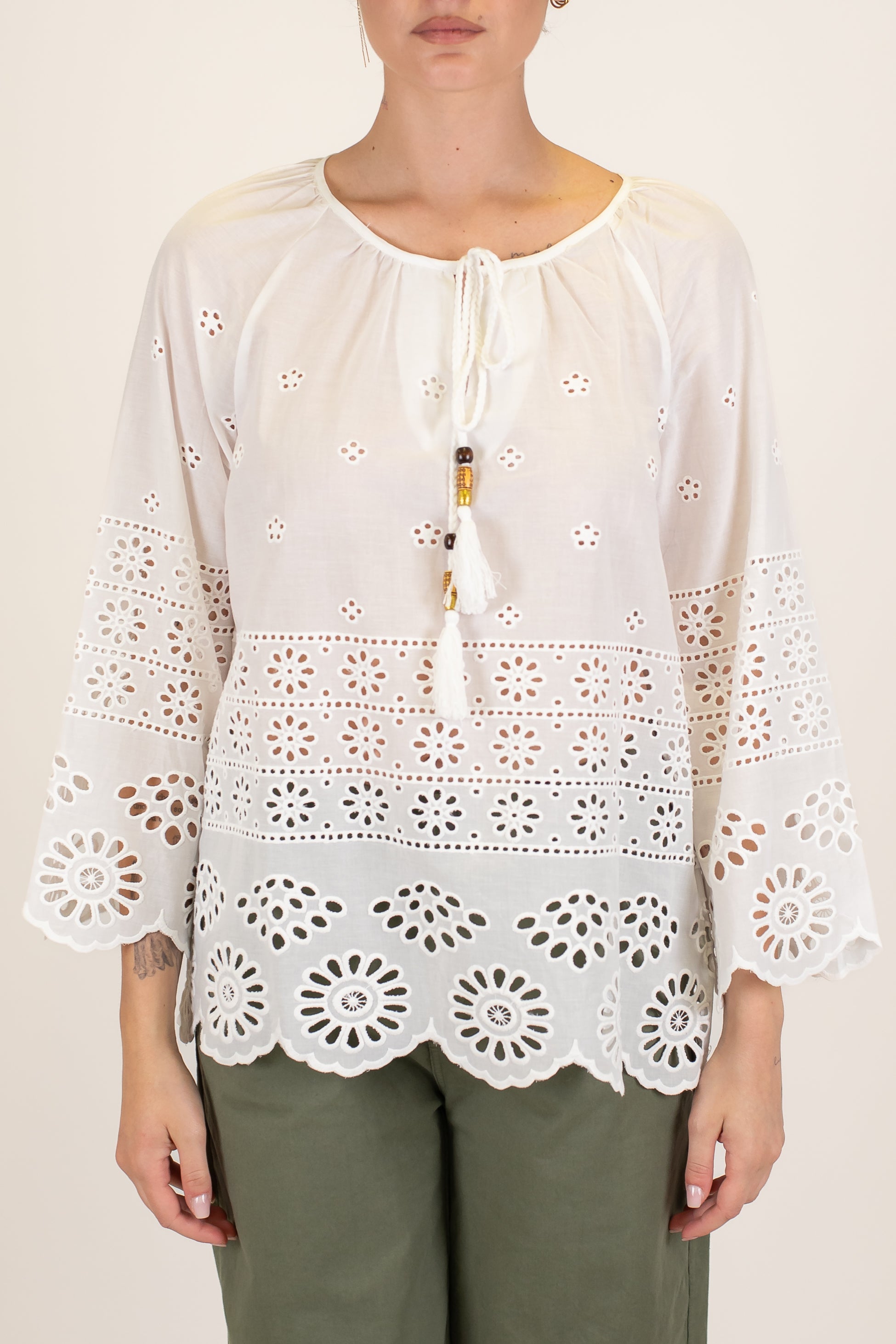 Haveone - Blusa in mussola di cotone con ricami in crochet e laccio con nappine al collo