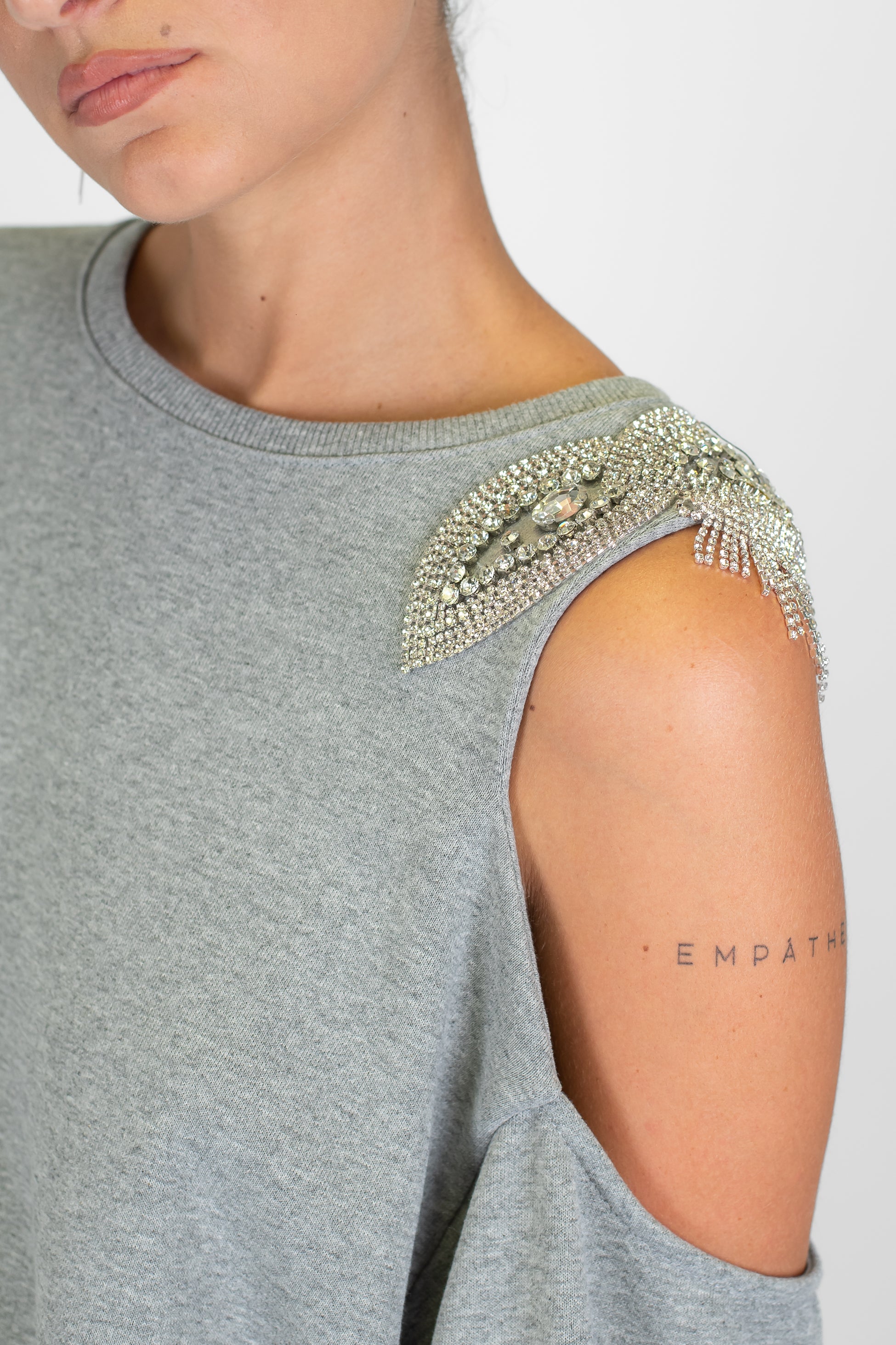 Tensione in - Felpa cut-out con applicazioni strass sulla spalla