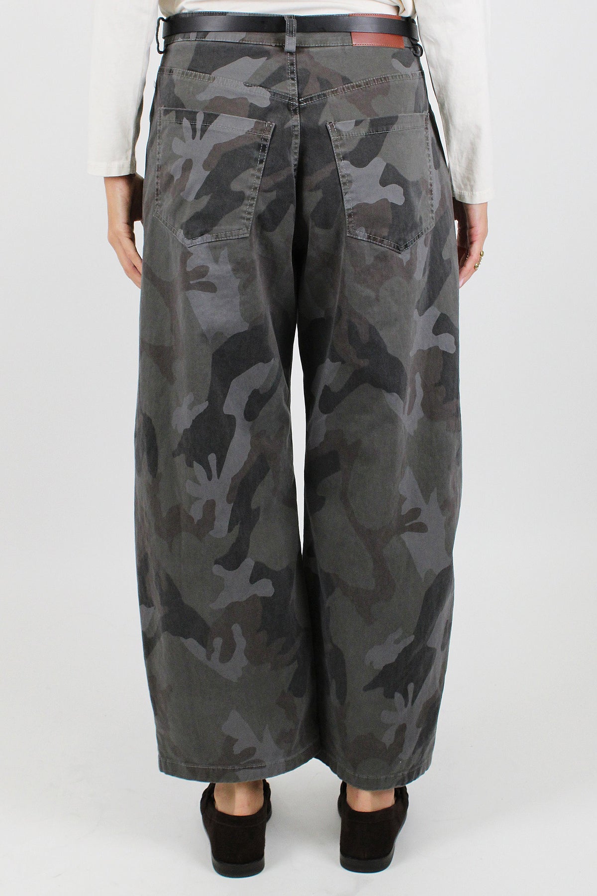 Tensione in - Pantalone balloon crop fantasia camouflage