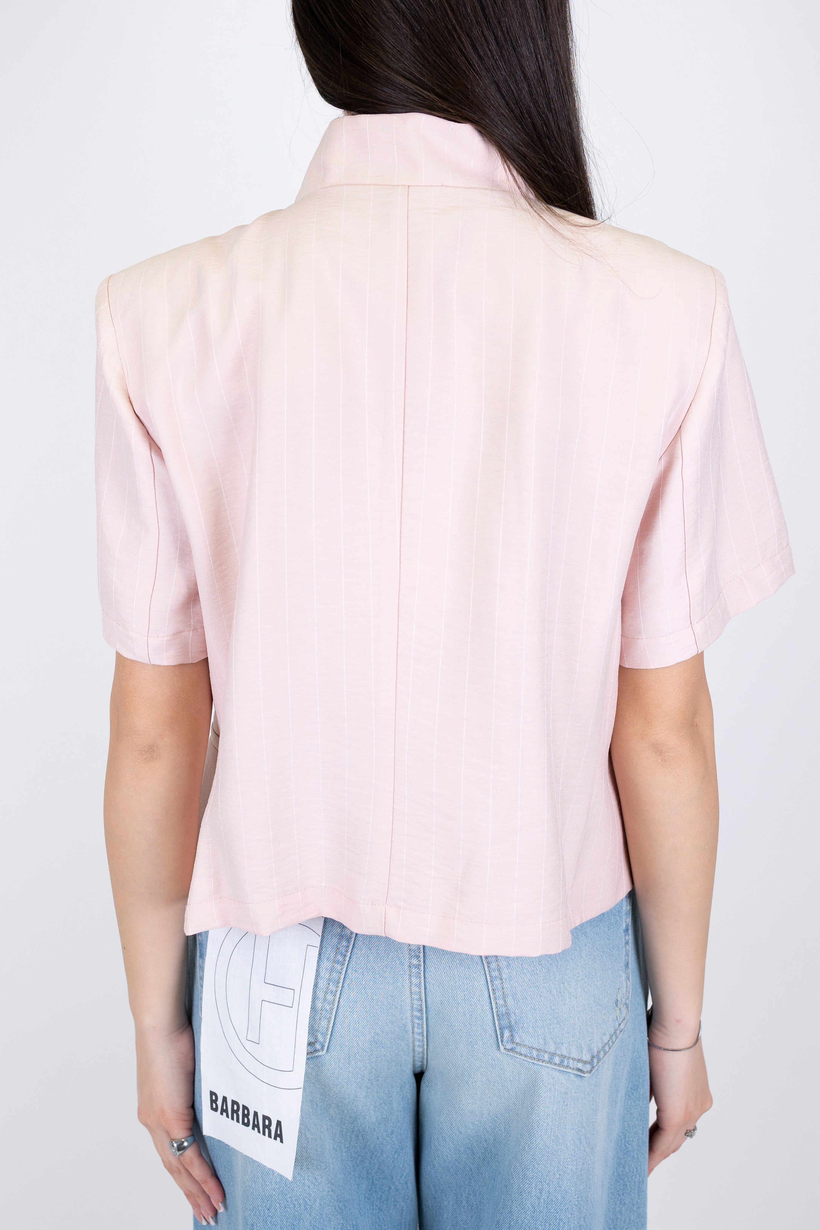 Haveone - Giacca crop gessata mezzamanica con spalline, collo coreano e chiusura asimmetrica alta