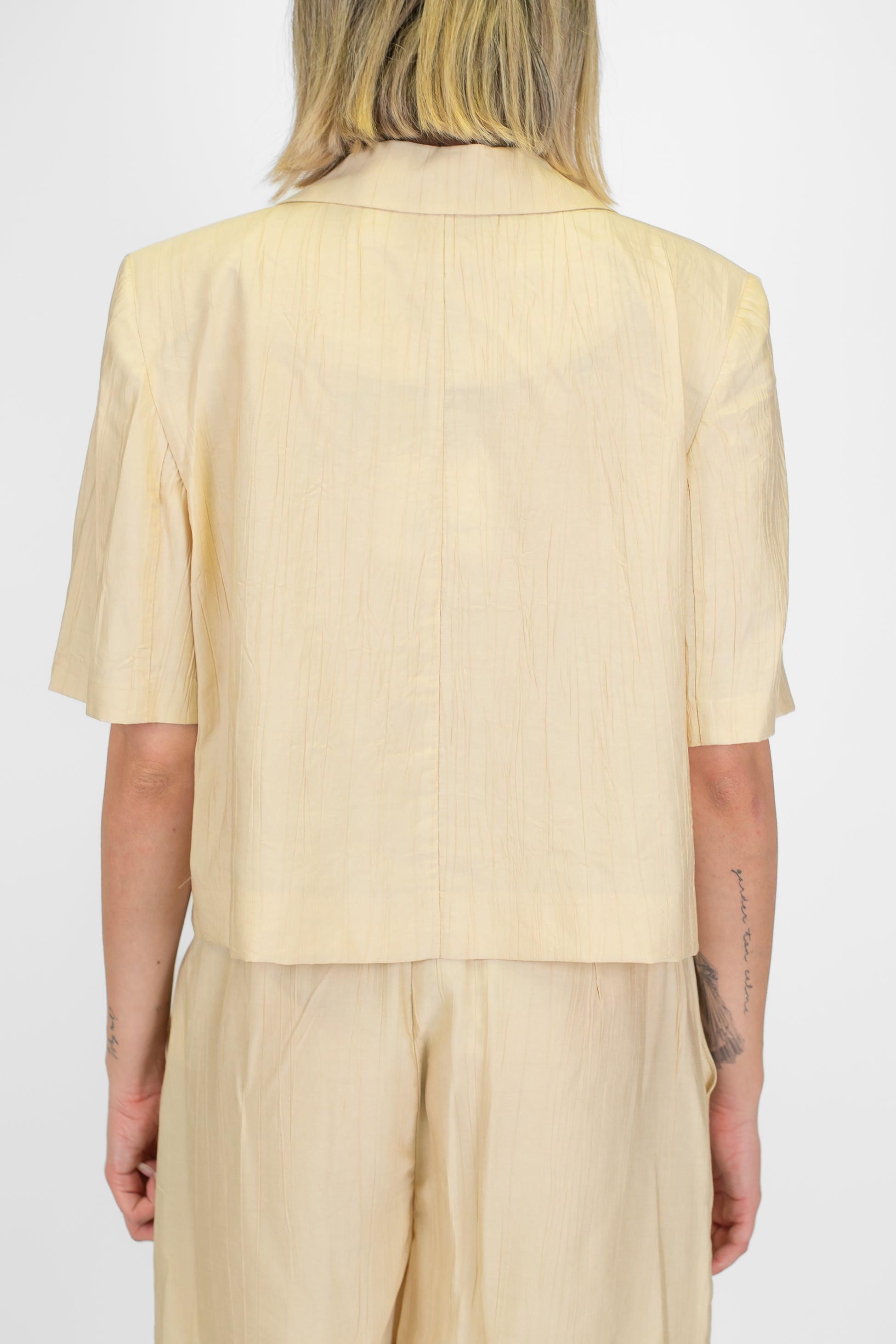 Tensione in - Coordinato in viscosa leggera con giacca crop sfoderata mezzamanica e bermuda