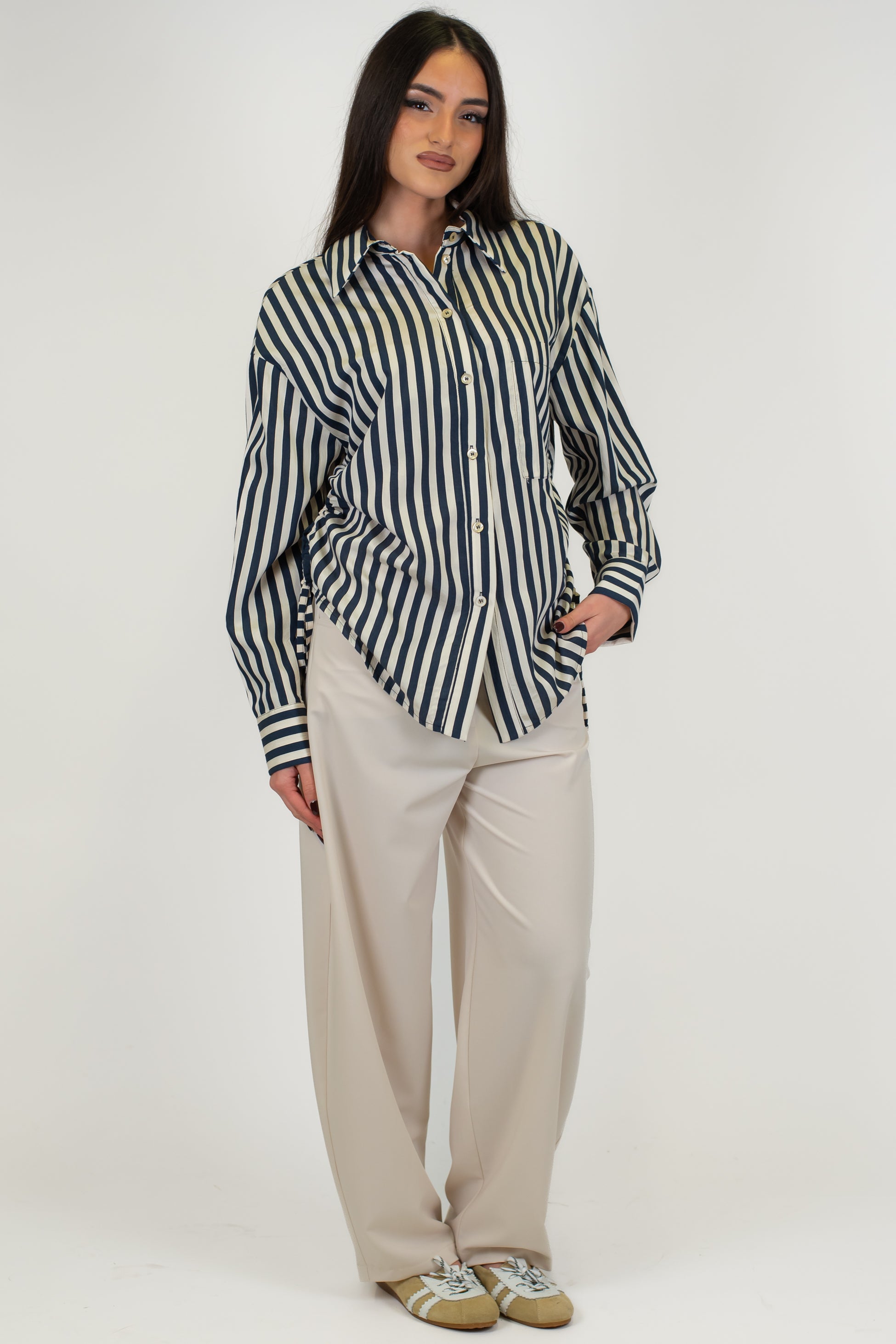 Tensione in - Camicia rigata con coulisse laterale