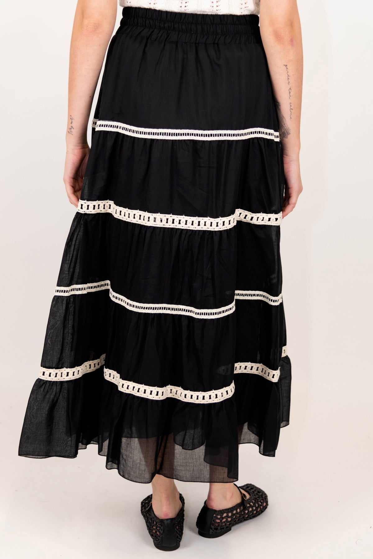 Tensione in - Gonna in mussola di cotone con balze ricamate in crochet