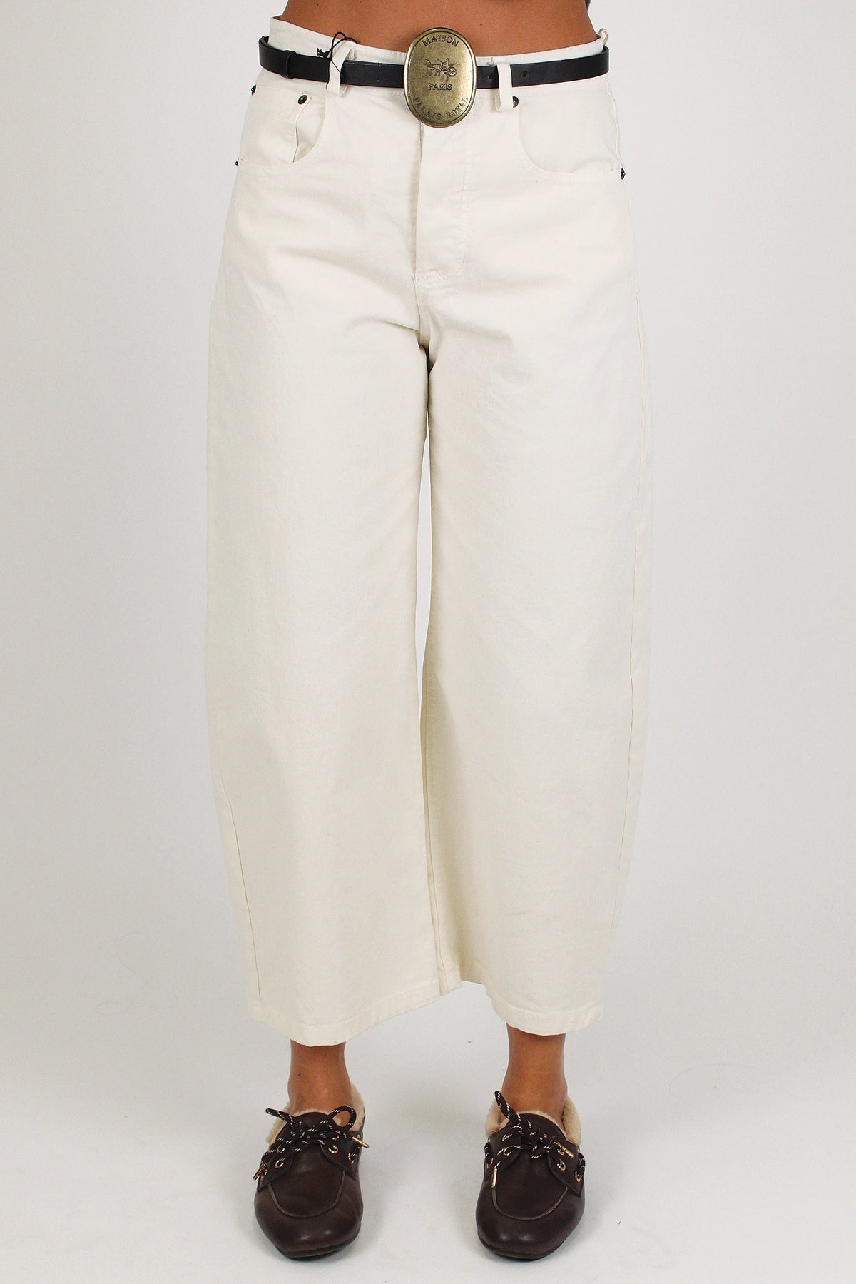 Tensione in - Pantalone balloon crop in denim colorato con cintura