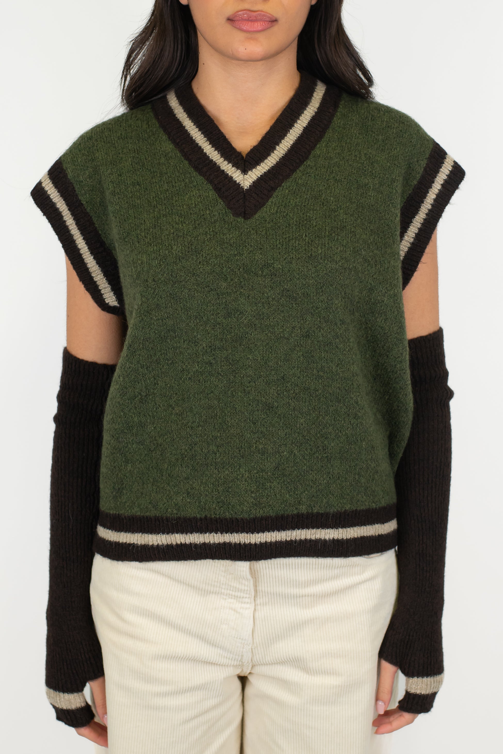 Tensione in - Maglia scollo a V in misto lana con manicotti a contrasto