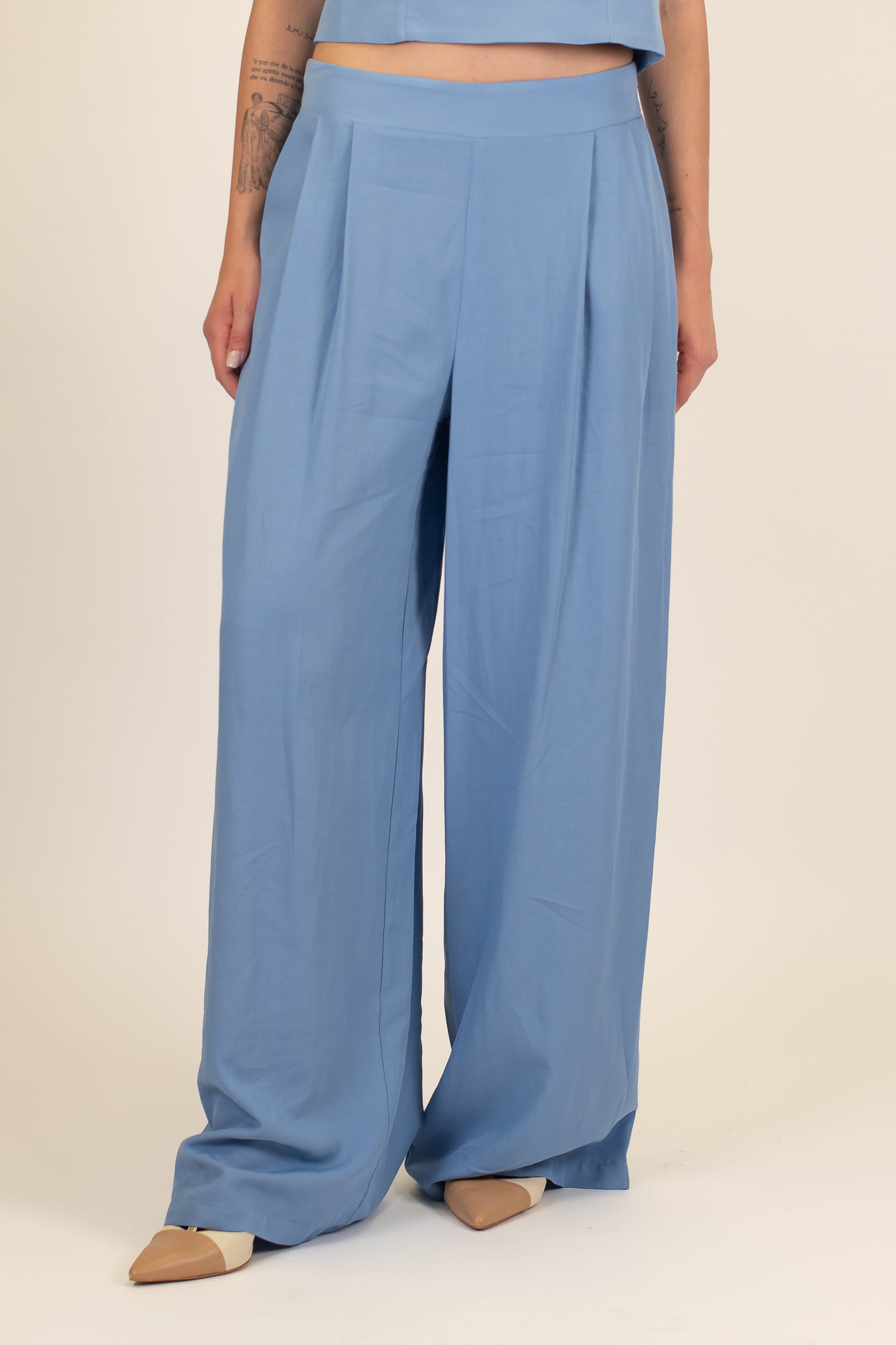 Tensione in - Coordinato in misto viscosa e lino con top bretelle e pantalone palazzo con pinces ed elastico sul retro