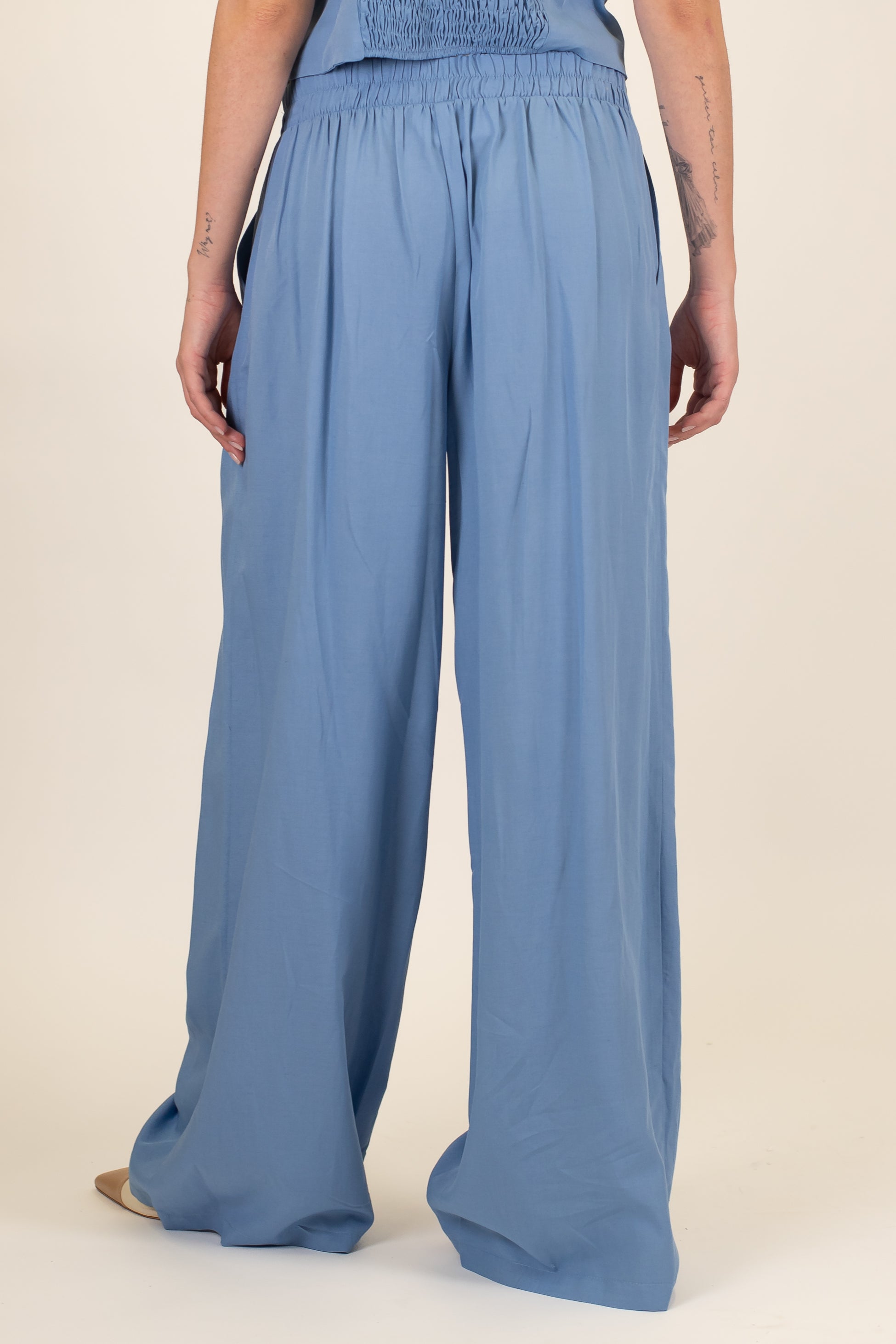 Tensione in - Coordinato in misto viscosa e lino con top bretelle e pantalone palazzo con pinces ed elastico sul retro