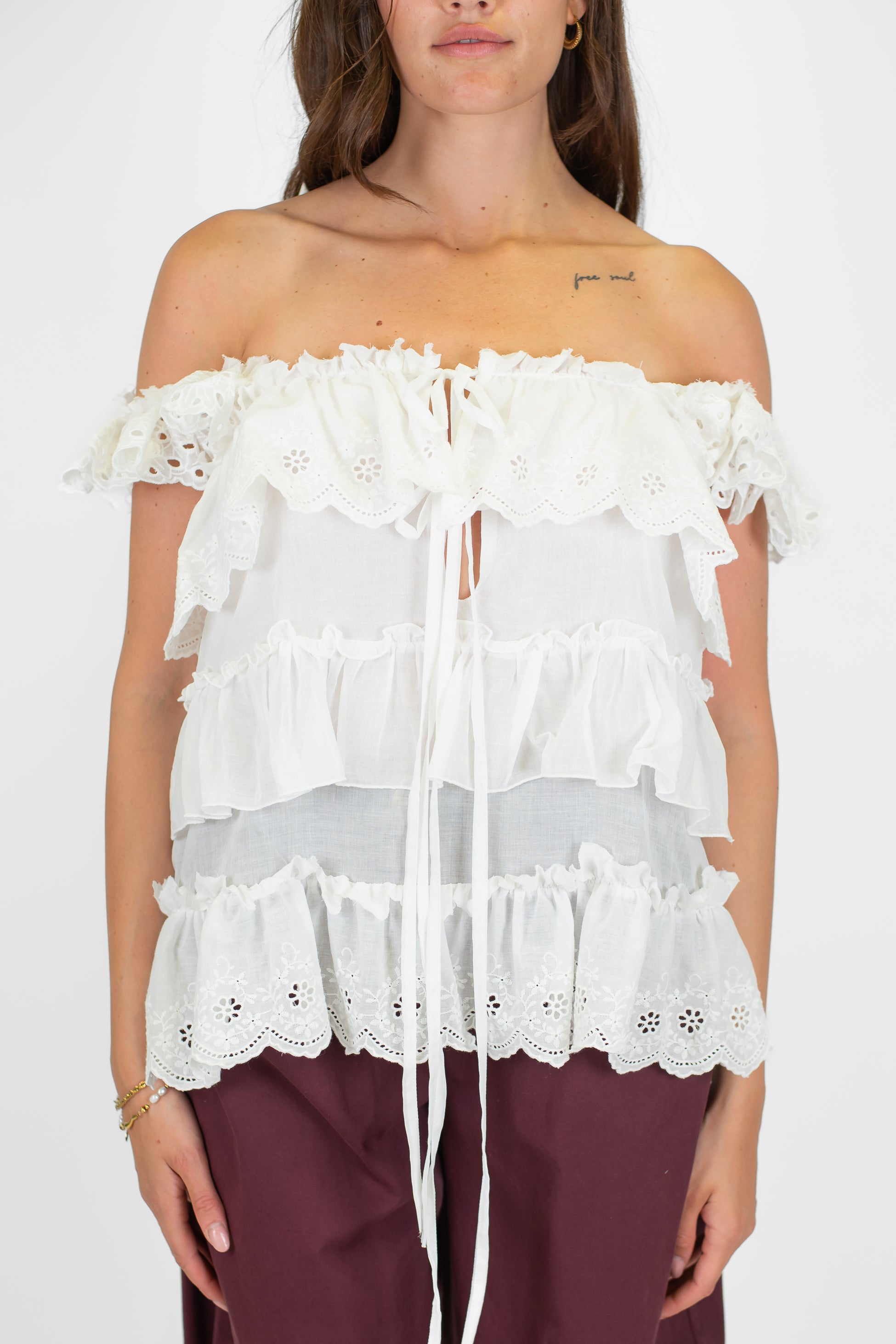 Tensione in - Top scollo schiffer con balze in pizzo sangallo