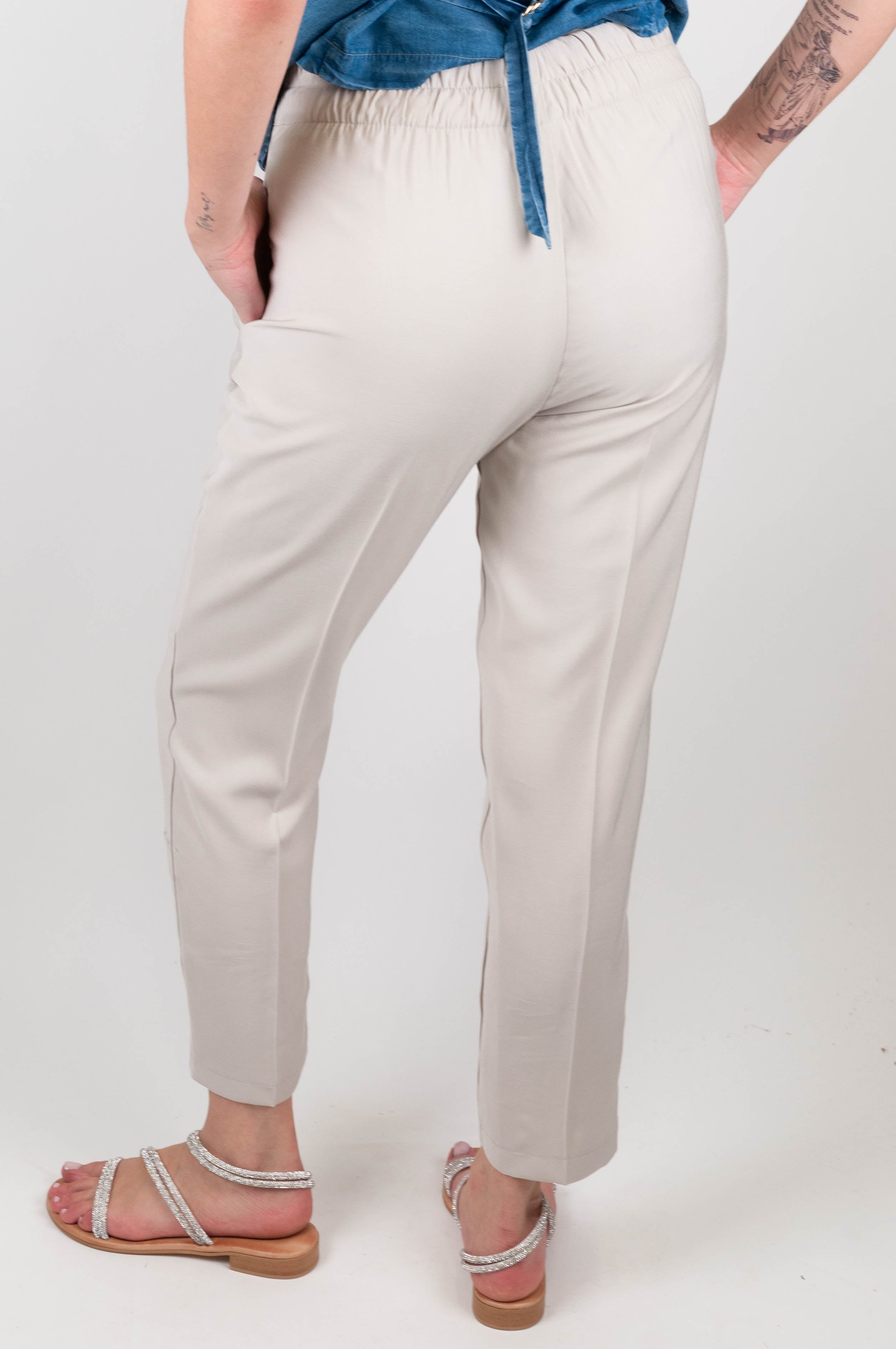 Tensione in - Pantalone regular con elastico in vita