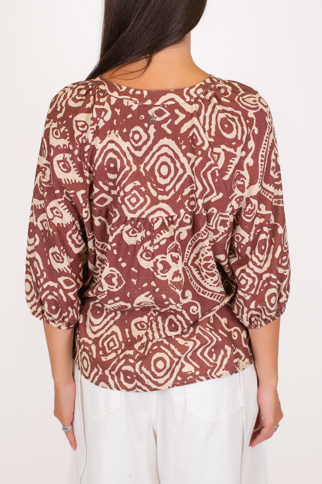 Souvenir - Blusa fantasia astratta in misto lino con lacci al collo con nappine e manica tre quarti
