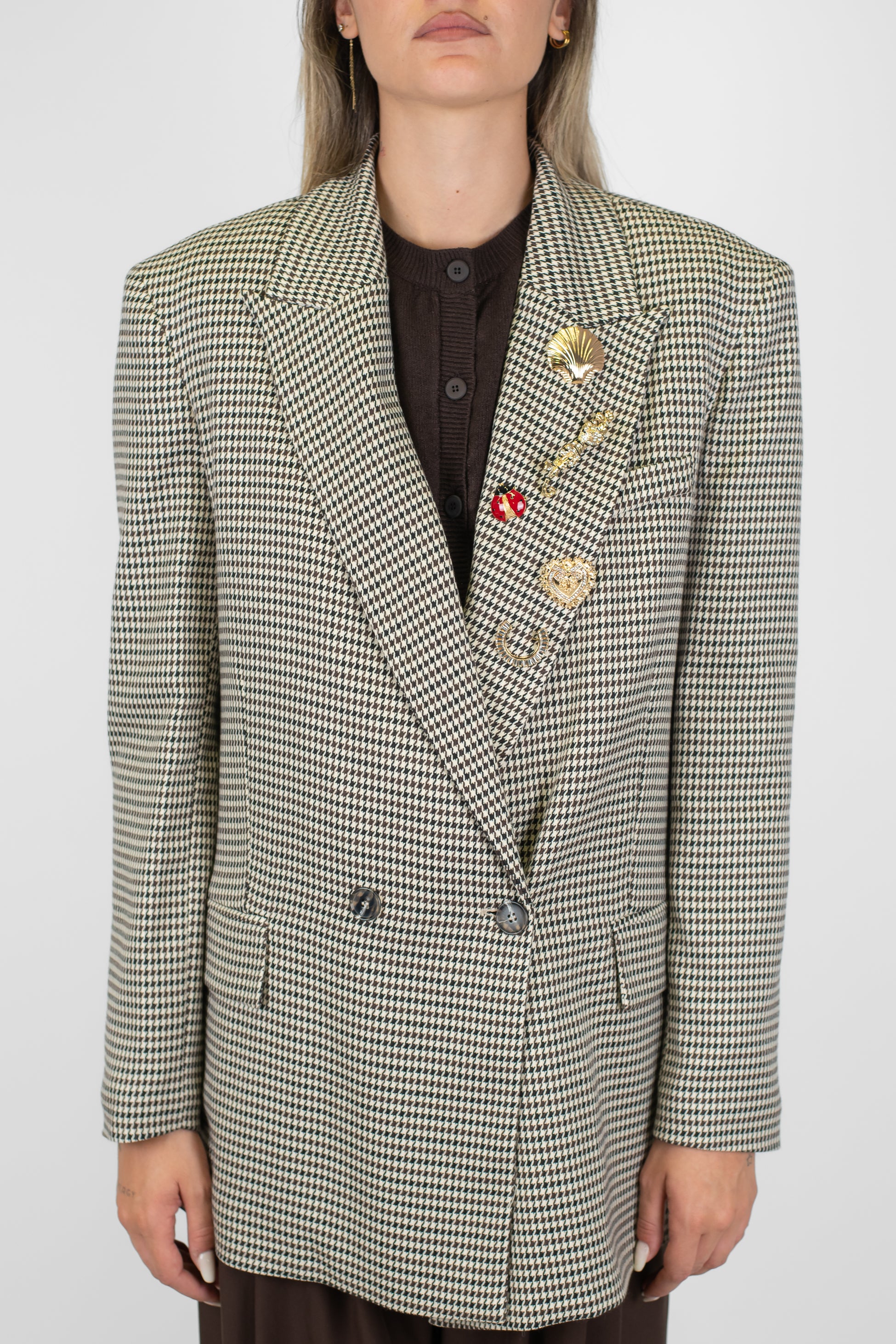 Tensione in - Giacca doppiopetto fantasia pied de poule con rever ampio a lancia e spille gioiello