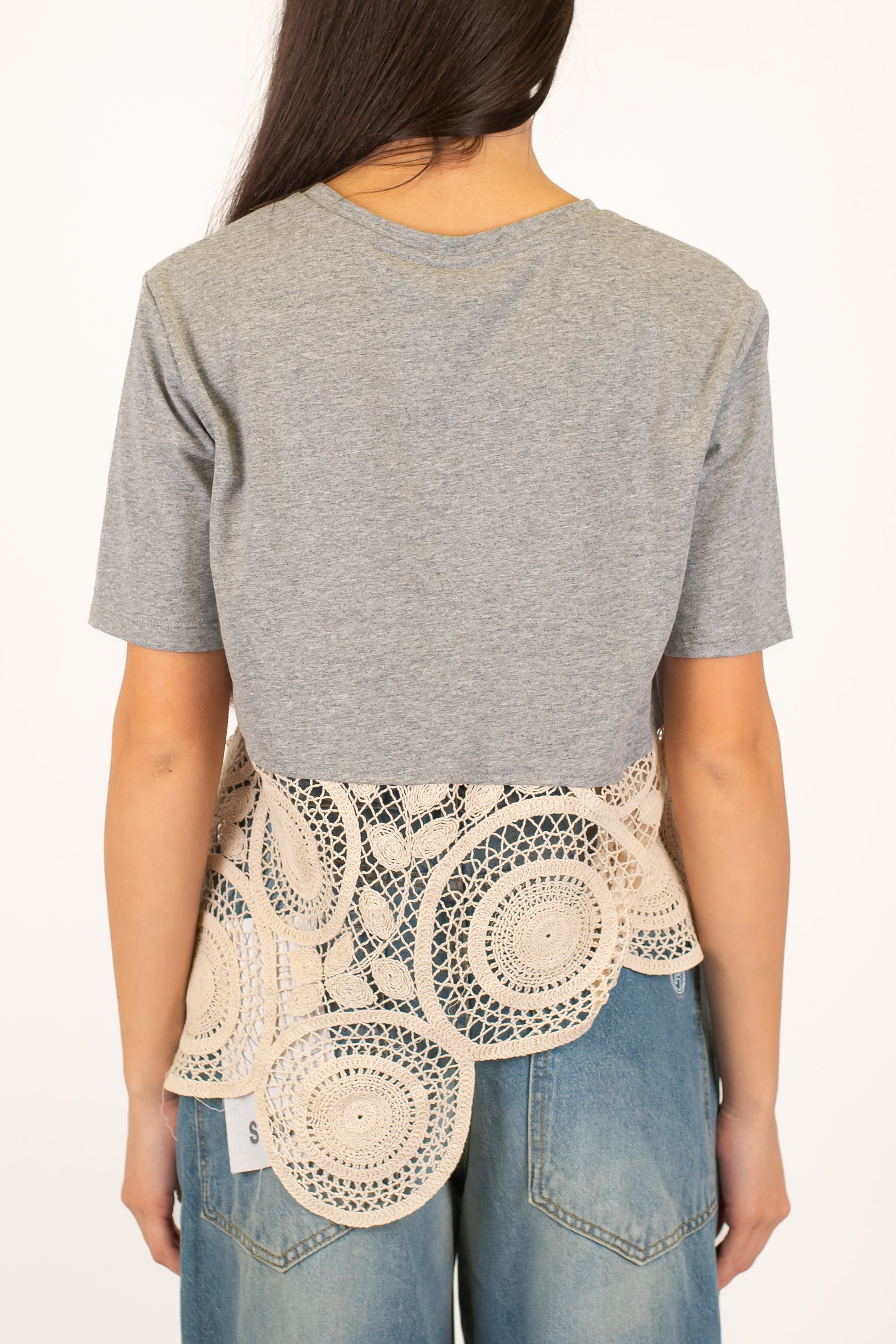 Tensione in - T-shirt con fondo asimmetrico in crochet lavorato all'uncinetto