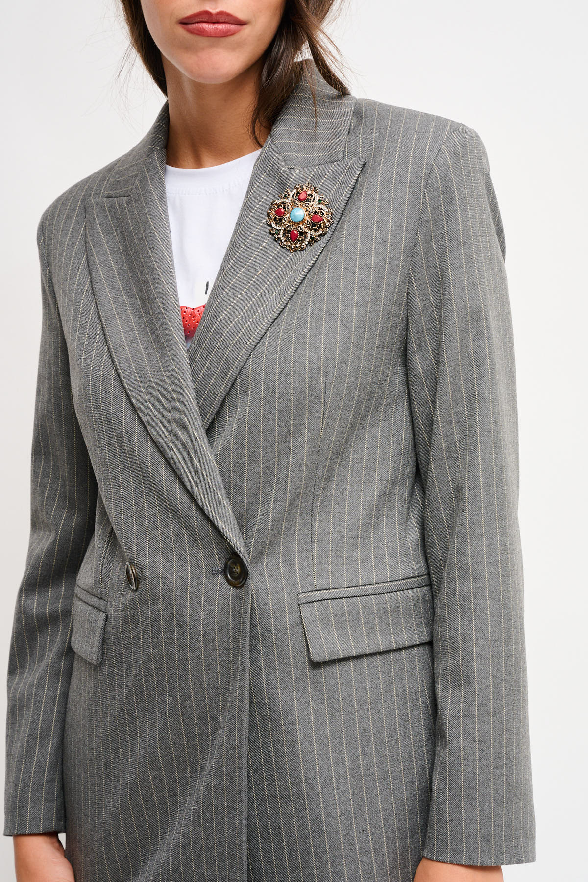 Maryley - Giacca doppiopetto gessata con spilla gioiello