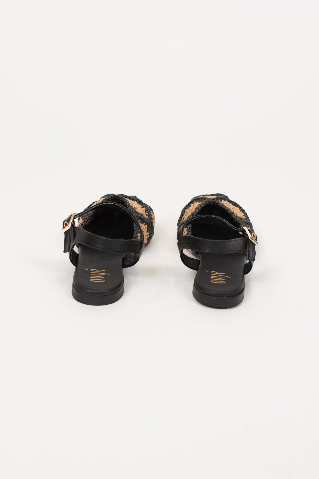 Ovyé - Slingback bassa in rafia con cinturino in pelle