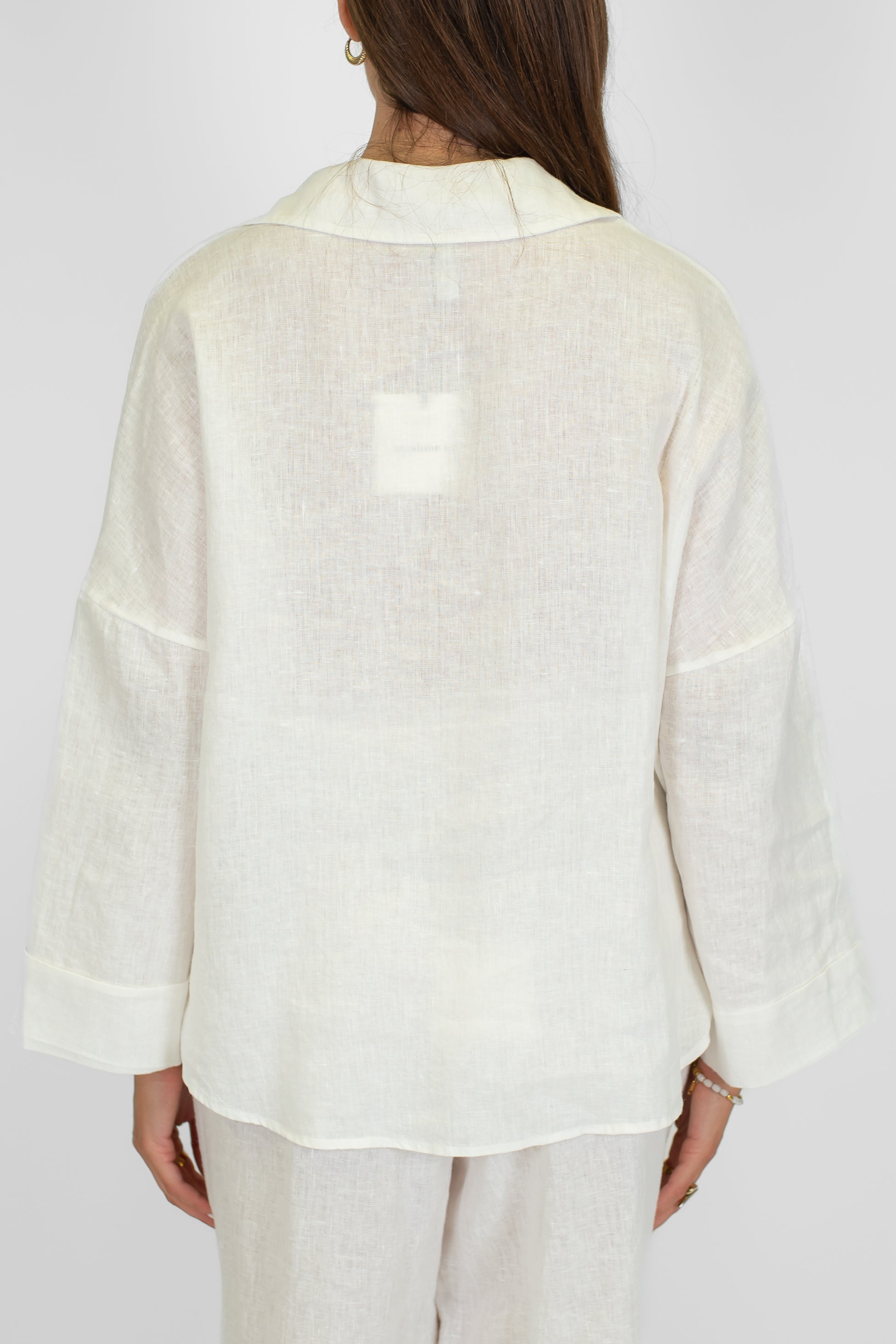 Tensione in - Camicia in puro lino con scollo a V