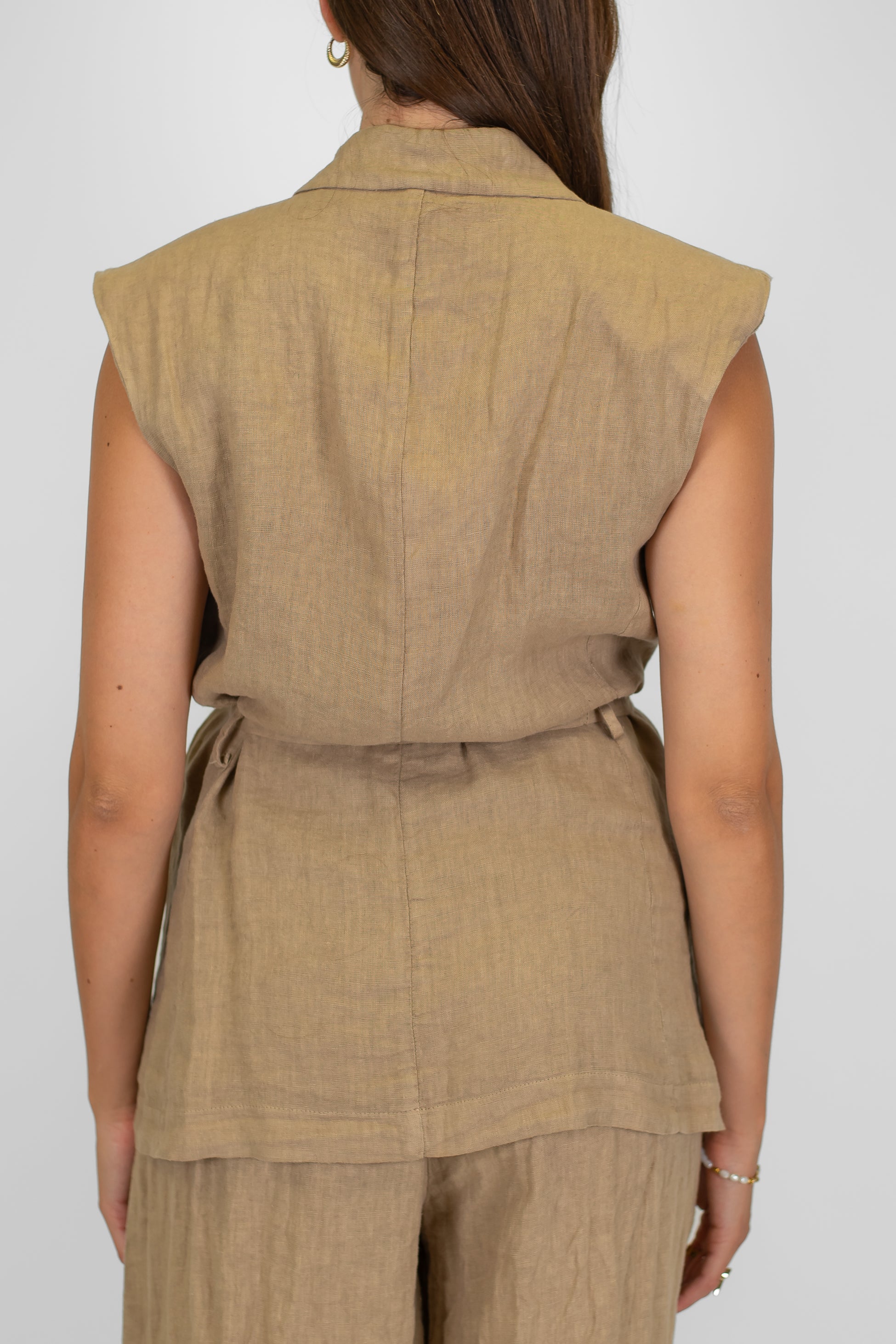 Tensione in - Giacca giromaniche in puro lino con spilla fiore e cintura in tessuto